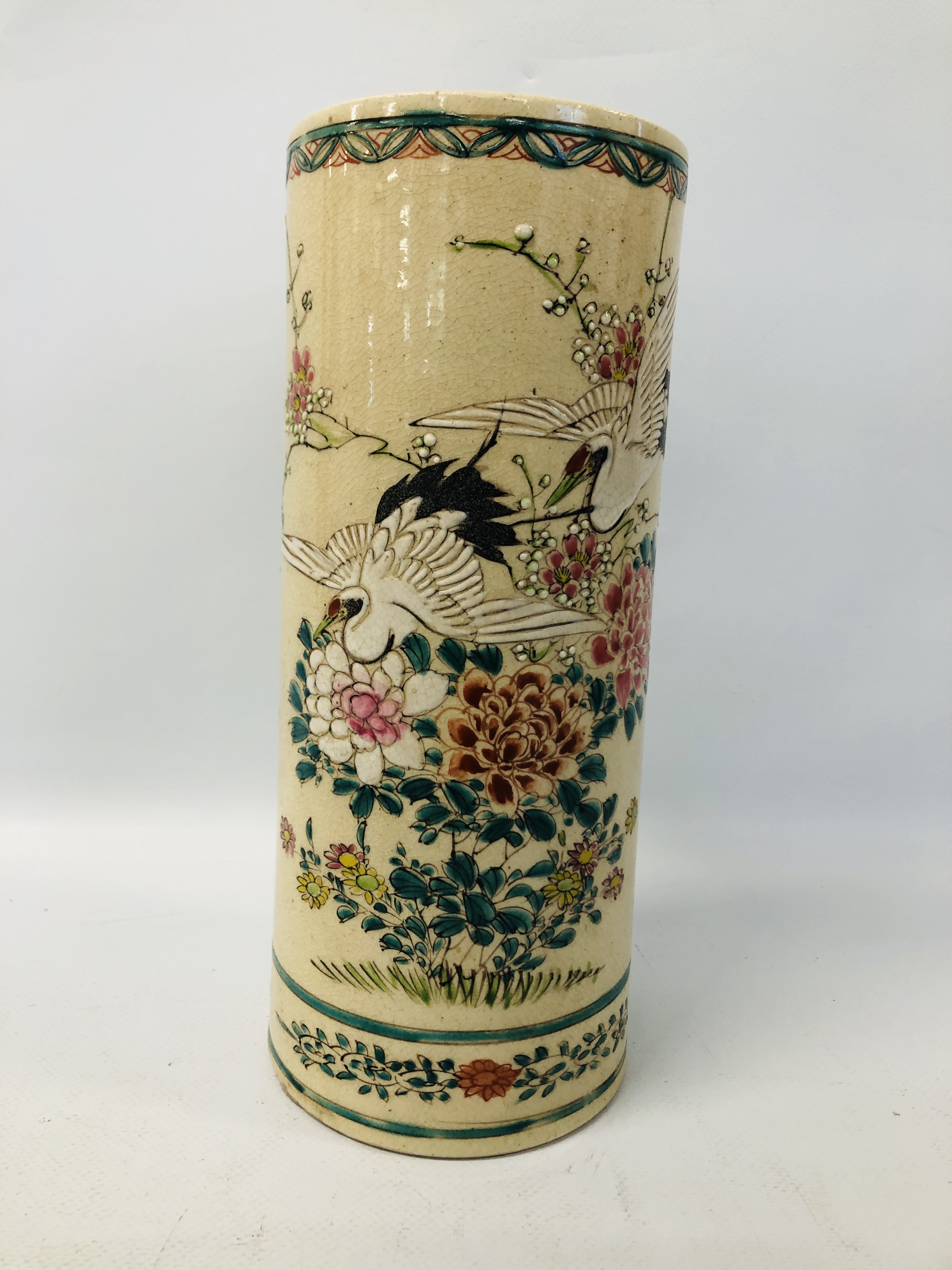 COLLECTION OF ORIENTAL CHINA TO INCLUDE A BLUE AND WHITE BALUSTER SHAPED VASE AND COVER (A/F), - Image 32 of 43