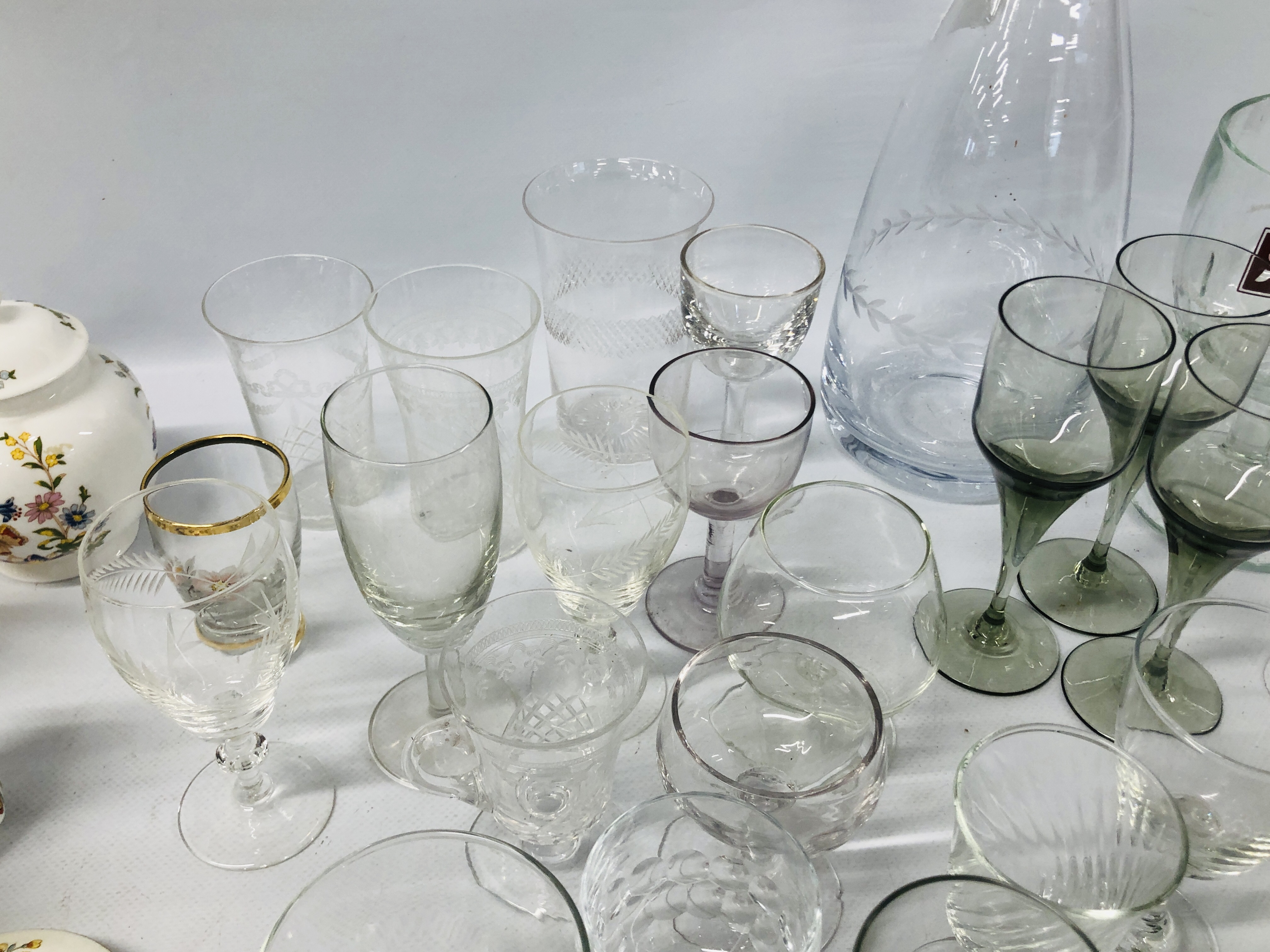 SELECTION OF GLASSWARE TO INCLUDE VINTAGE DRINKING GLASSES ETC ALONG WITH SELECTION OF AYNSLEY, - Image 15 of 32