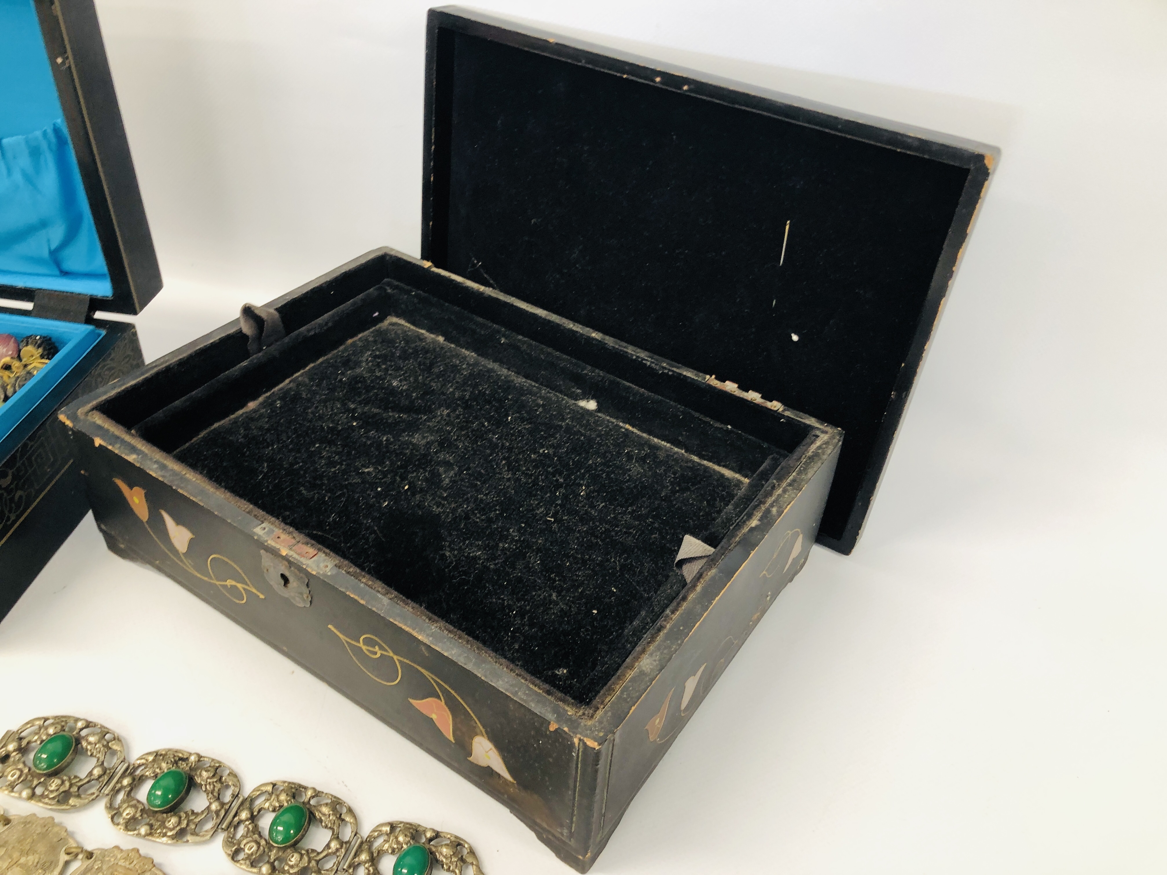 VINTAGE ORIENTAL BLACK LACQUERED JEWELLERY BOX AND CONTENTS TO INCLUDE VINTAGE JEWELLERY, BROOCHES, - Image 11 of 19