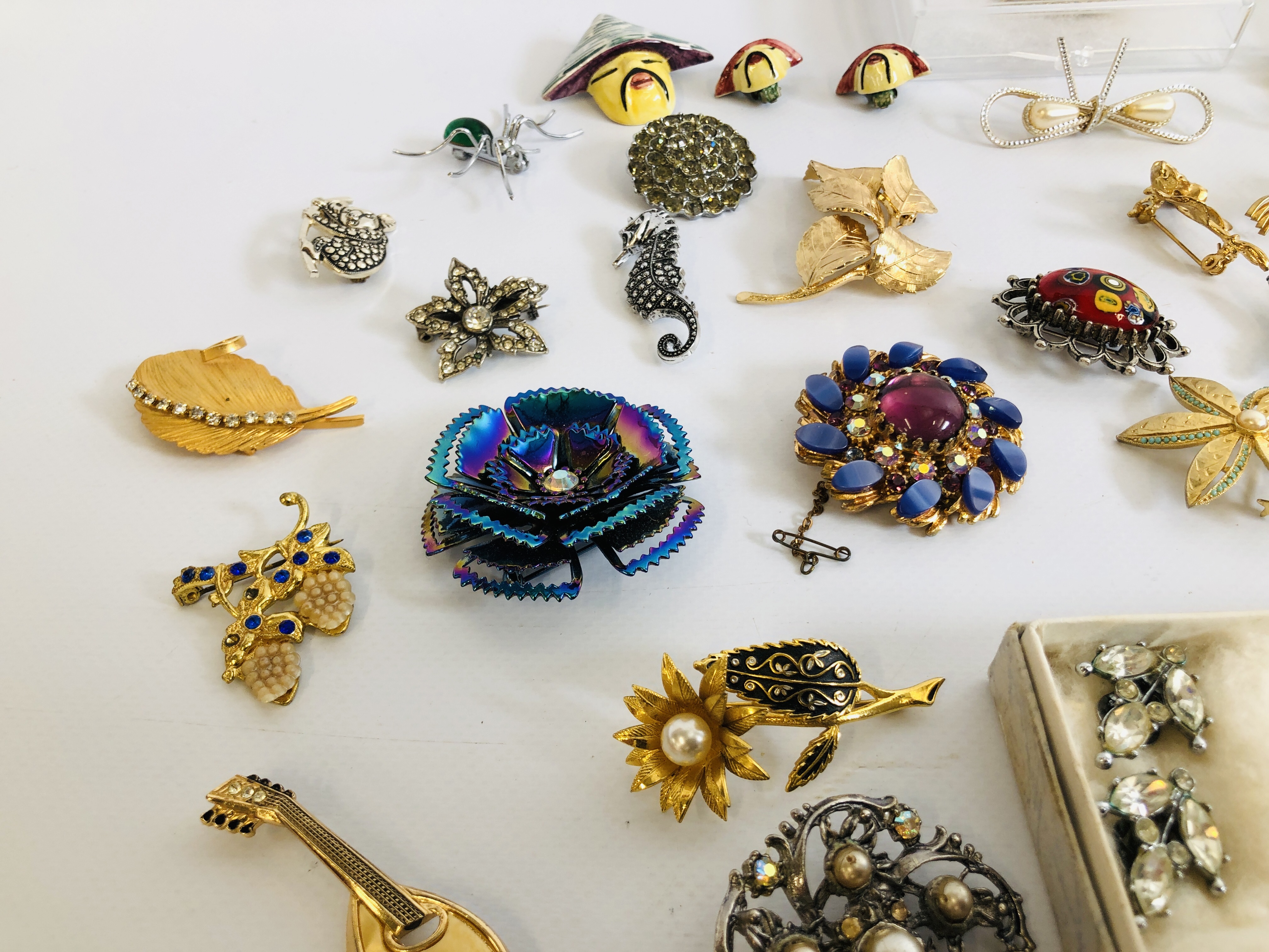 COLLECTION OF ASSORTED VINTAGE BROOCHES TO INCLUDE MANY STONE SET EXAMPLES ETC. - Image 6 of 7