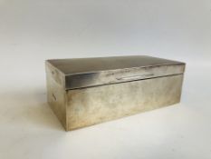 A SILVER CIGARETTE BOX, THE TOP WITH ENGINE TURNED FINISH, UN-ENGRAVED BIRMINGHAM ASSAY,