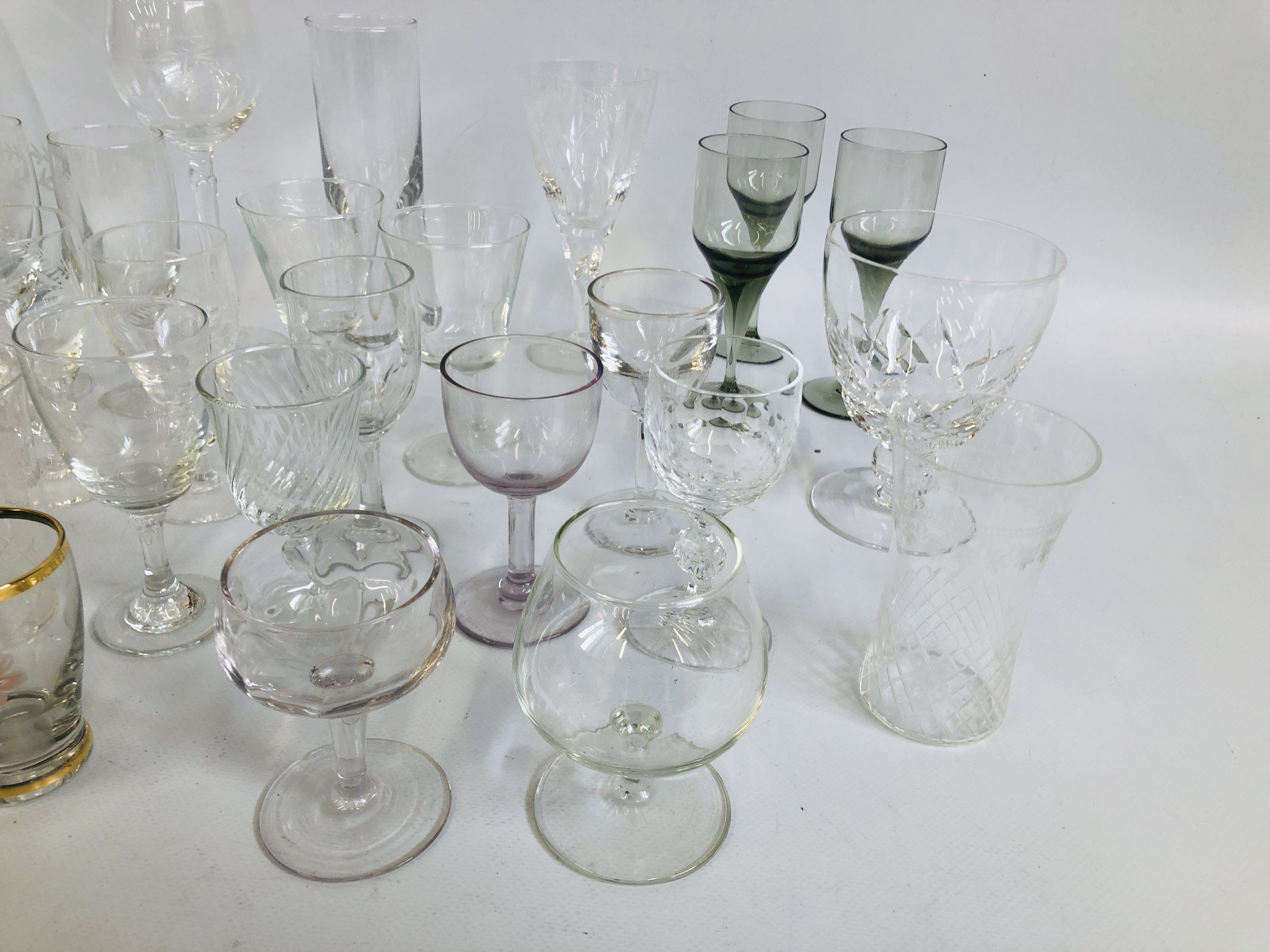 SELECTION OF GLASSWARE TO INCLUDE VINTAGE DRINKING GLASSES ETC ALONG WITH SELECTION OF AYNSLEY, - Image 3 of 32