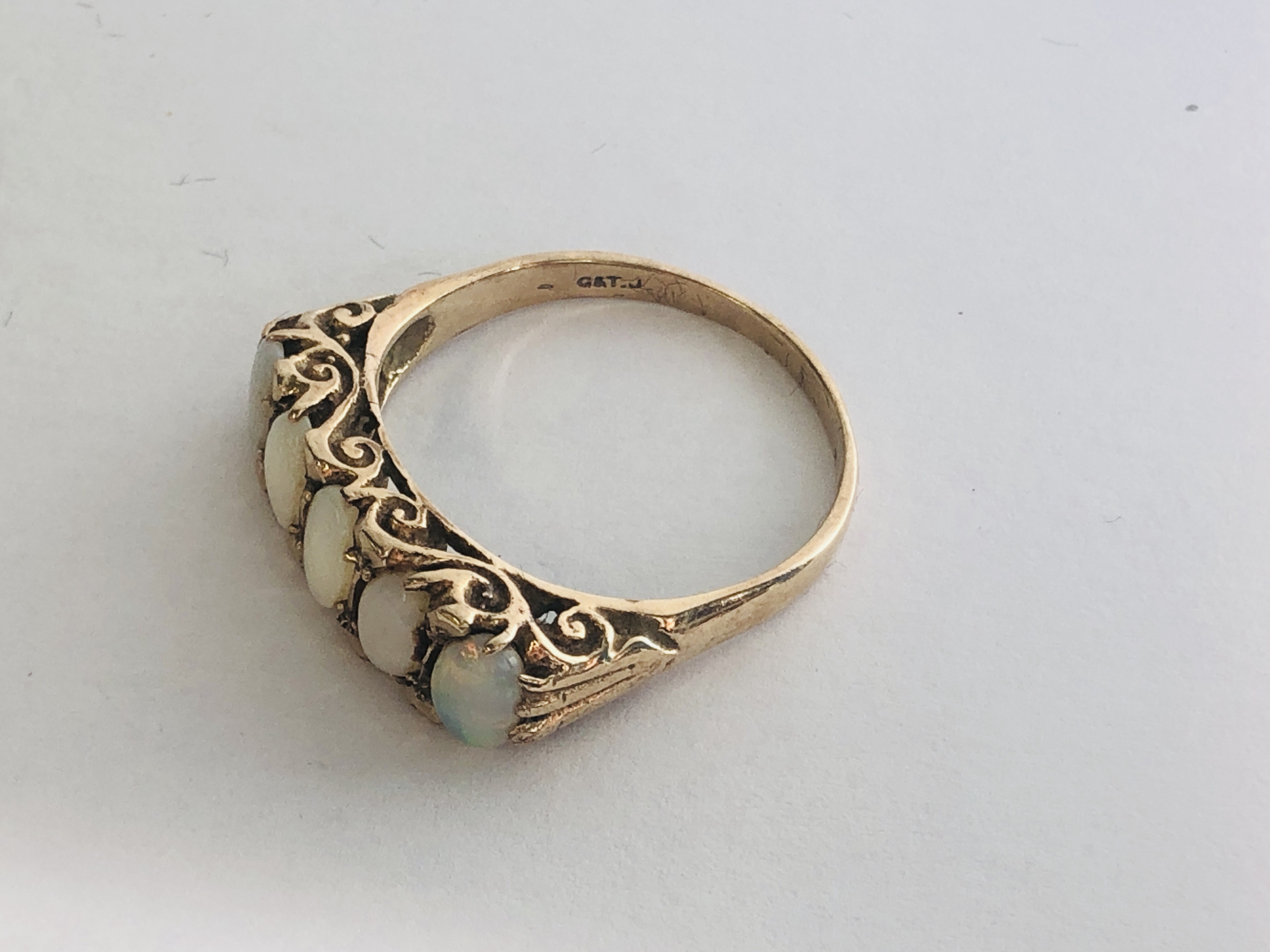 9CT GOLD 5 STONE OPAL RING. - Image 6 of 10