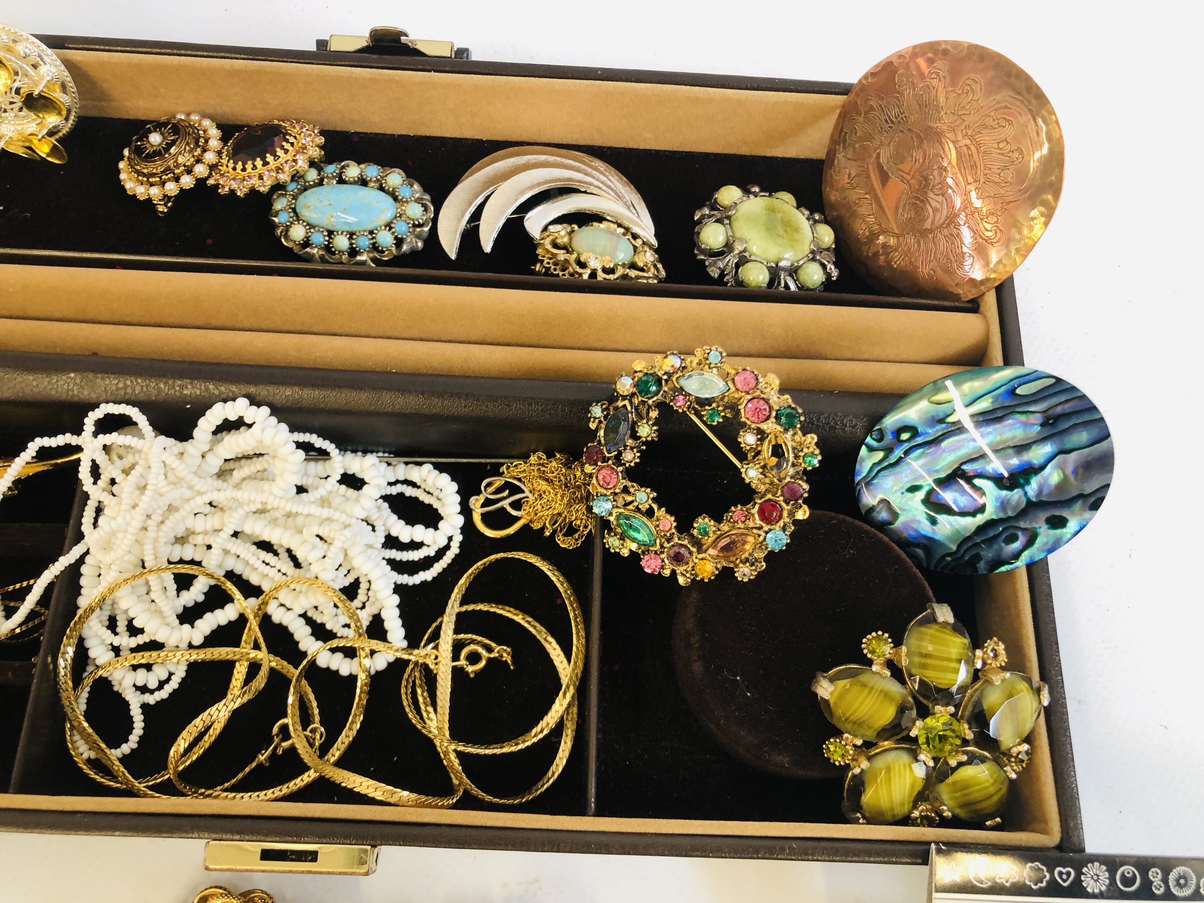 BOX OF ASSORTED VINTAGE AND COSTUME JEWELLERY TO INCLUDE HARDSTONE BEADED NECKLACES, - Image 13 of 14
