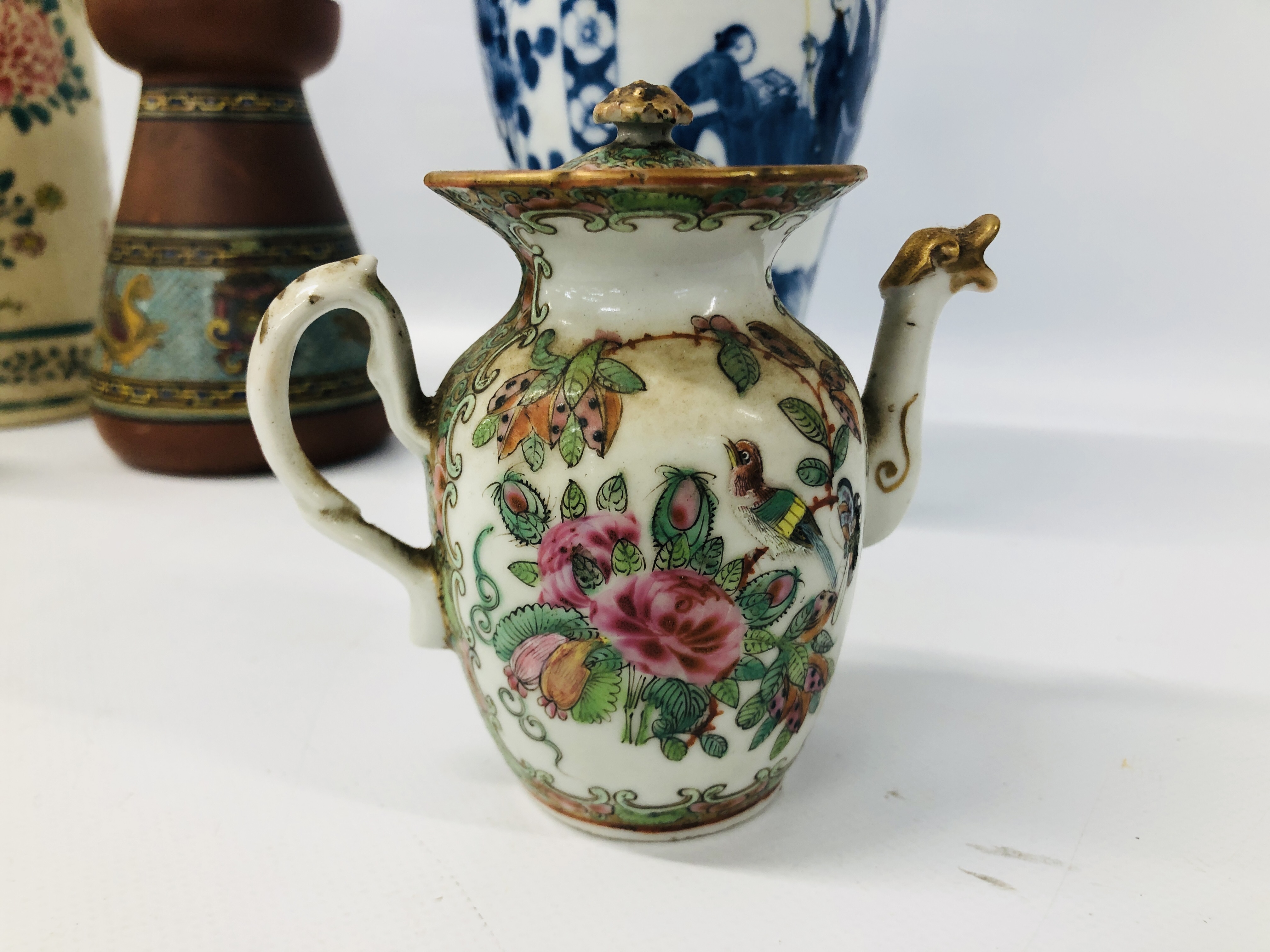 COLLECTION OF ORIENTAL CHINA TO INCLUDE A BLUE AND WHITE BALUSTER SHAPED VASE AND COVER (A/F), - Image 20 of 43