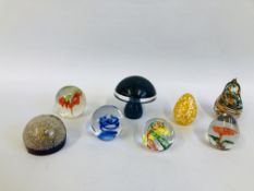 COLLECTION OF 8 ART GLASS PAPERWEIGHTS TO INCLUDE WEDGWOOD MUSHROOM, KERRY GLASS, ETC.