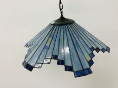 BLUE TIFFANY STYLE CENTRE LIGHT FITTING - SOLD AS SEEN - TO BE FITTED BY A QUALIFIED ELECTRICIAN.
