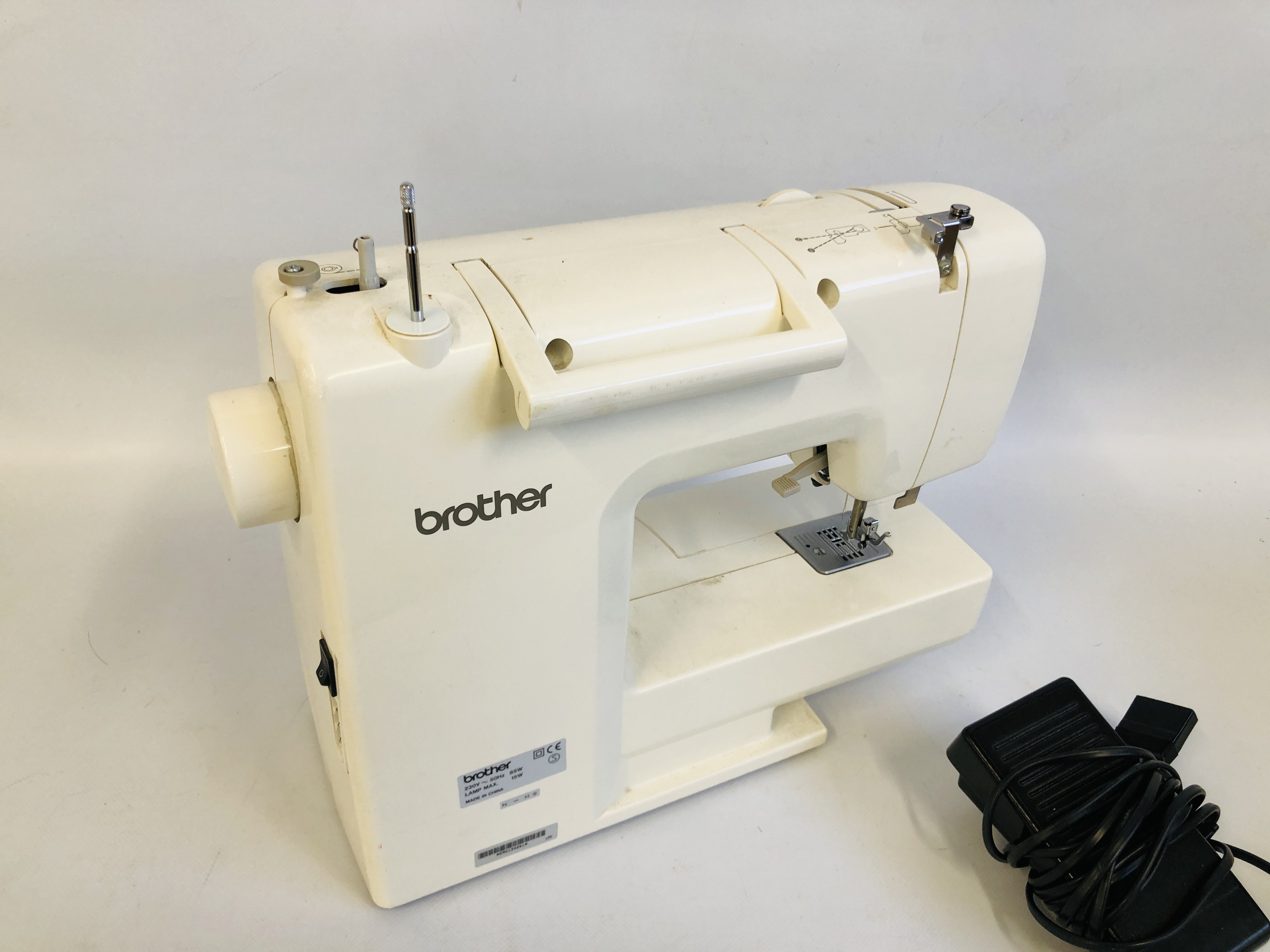 A BROTHERS XL-5021 SEWING MACHINE - SOLD AS SEEN. - Image 4 of 4