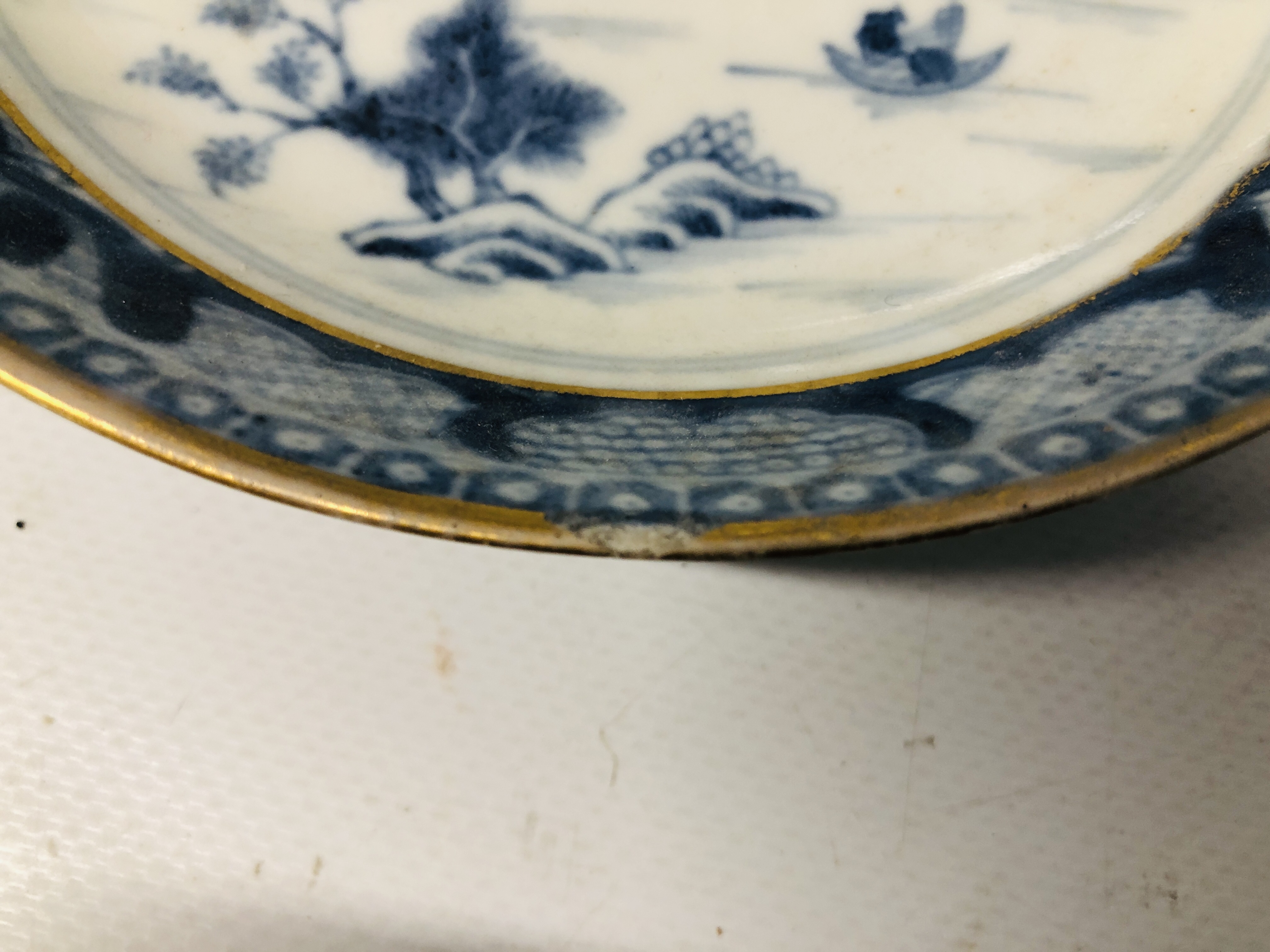 COLLECTION OF ORIENTAL CHINA TO INCLUDE A BLUE AND WHITE BALUSTER SHAPED VASE AND COVER (A/F), - Image 3 of 43
