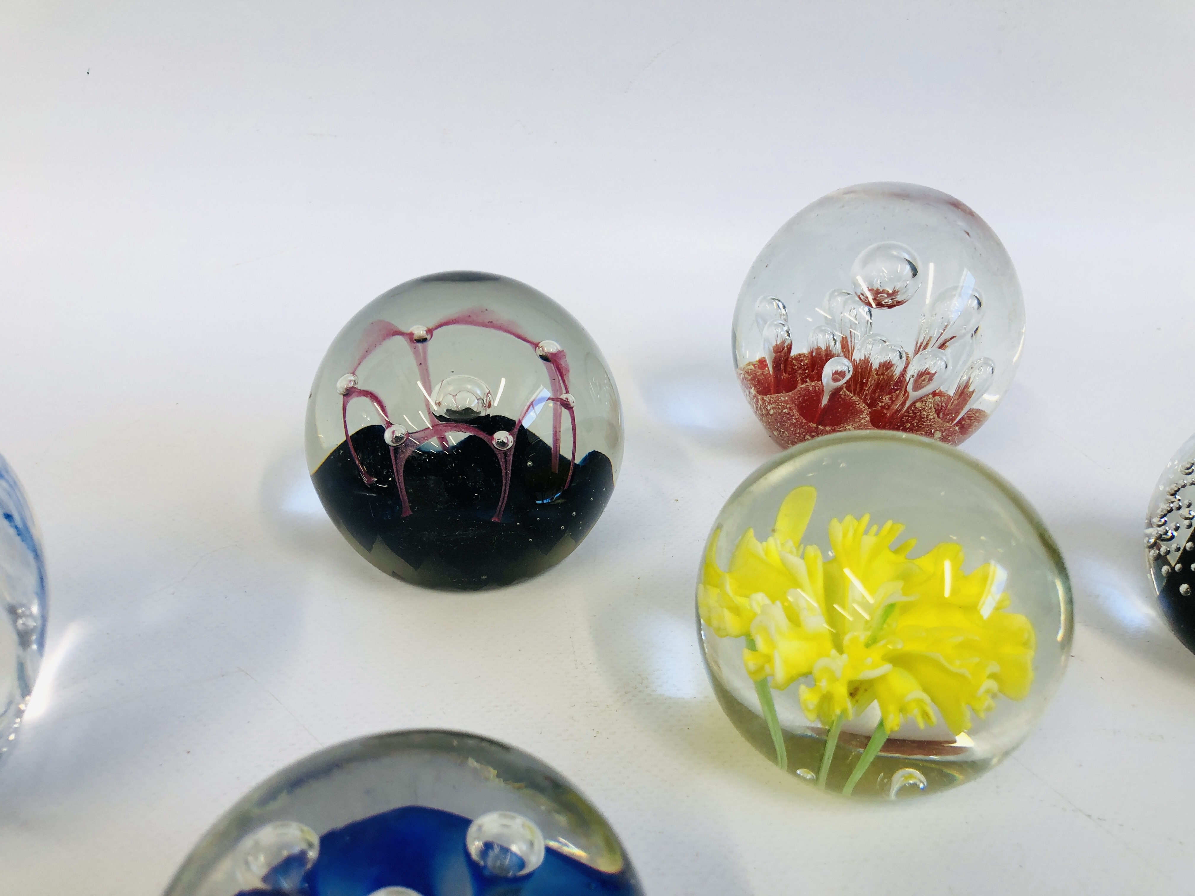 COLLECTION OF 6 ART GLASS PAPERWEIGHTS TO INCLUDE JERPOINT, ETC. - Image 3 of 5