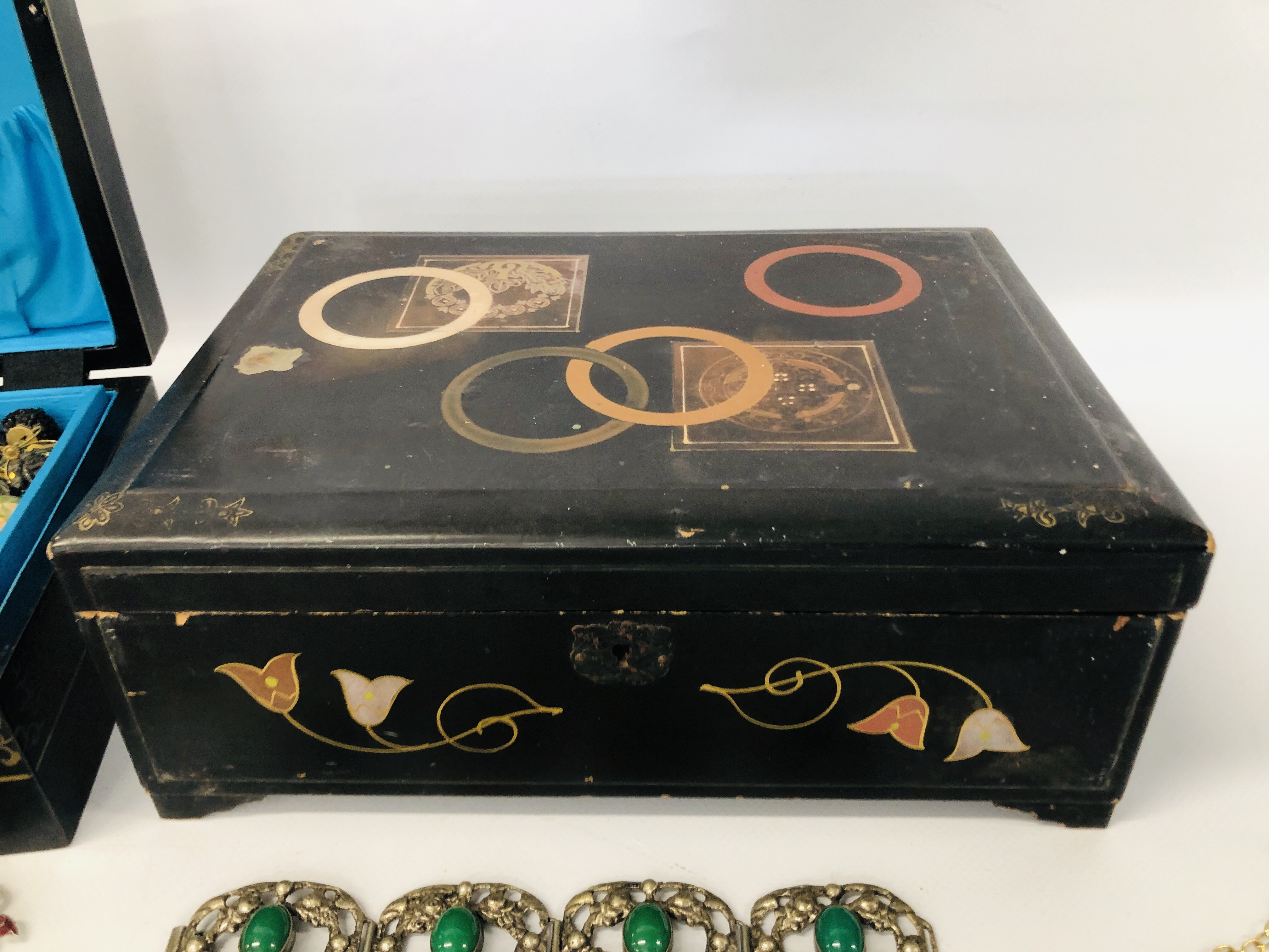 VINTAGE ORIENTAL BLACK LACQUERED JEWELLERY BOX AND CONTENTS TO INCLUDE VINTAGE JEWELLERY, BROOCHES, - Image 10 of 19