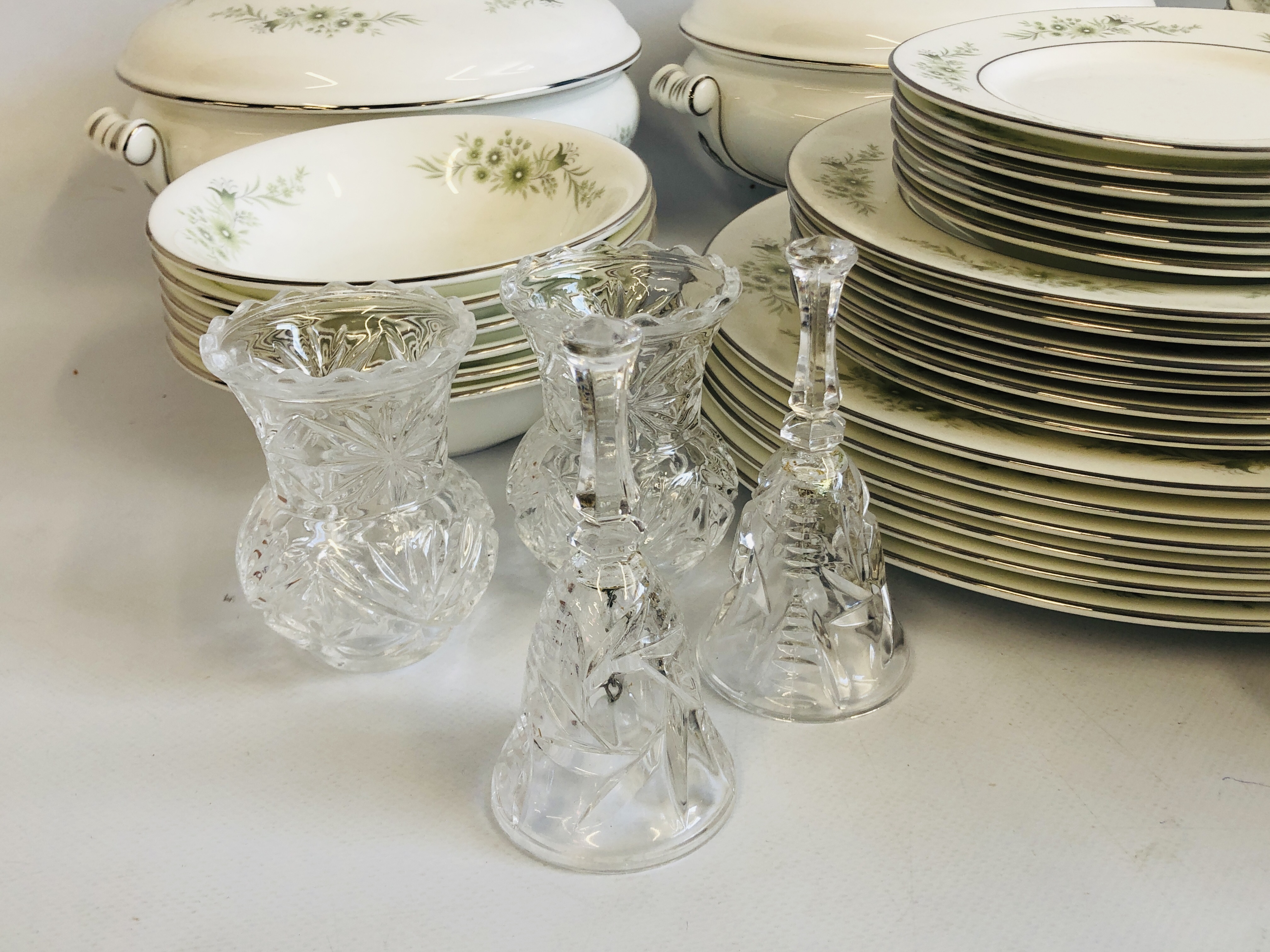 A 35 PIECE SIX PLACE SETTING OF WEDGWOOD WESTBURY BONE CHINA TABLE WARE PLUS A COLLECTION OF GOOD - Image 2 of 13