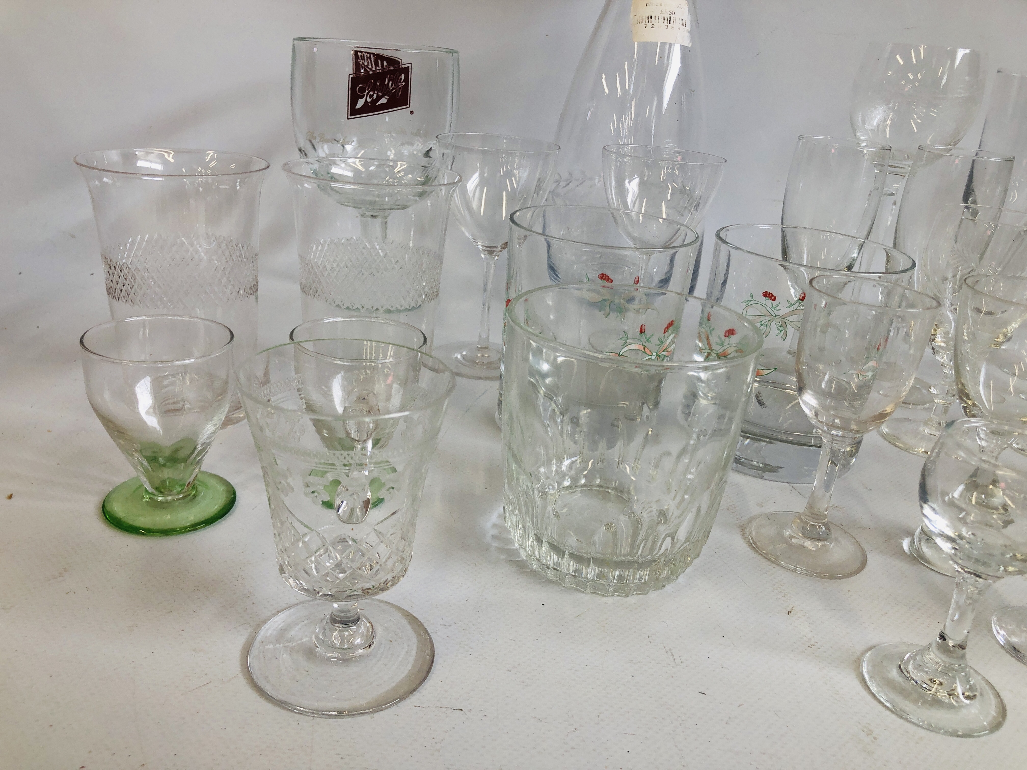 SELECTION OF GLASSWARE TO INCLUDE VINTAGE DRINKING GLASSES ETC ALONG WITH SELECTION OF AYNSLEY, - Image 8 of 32