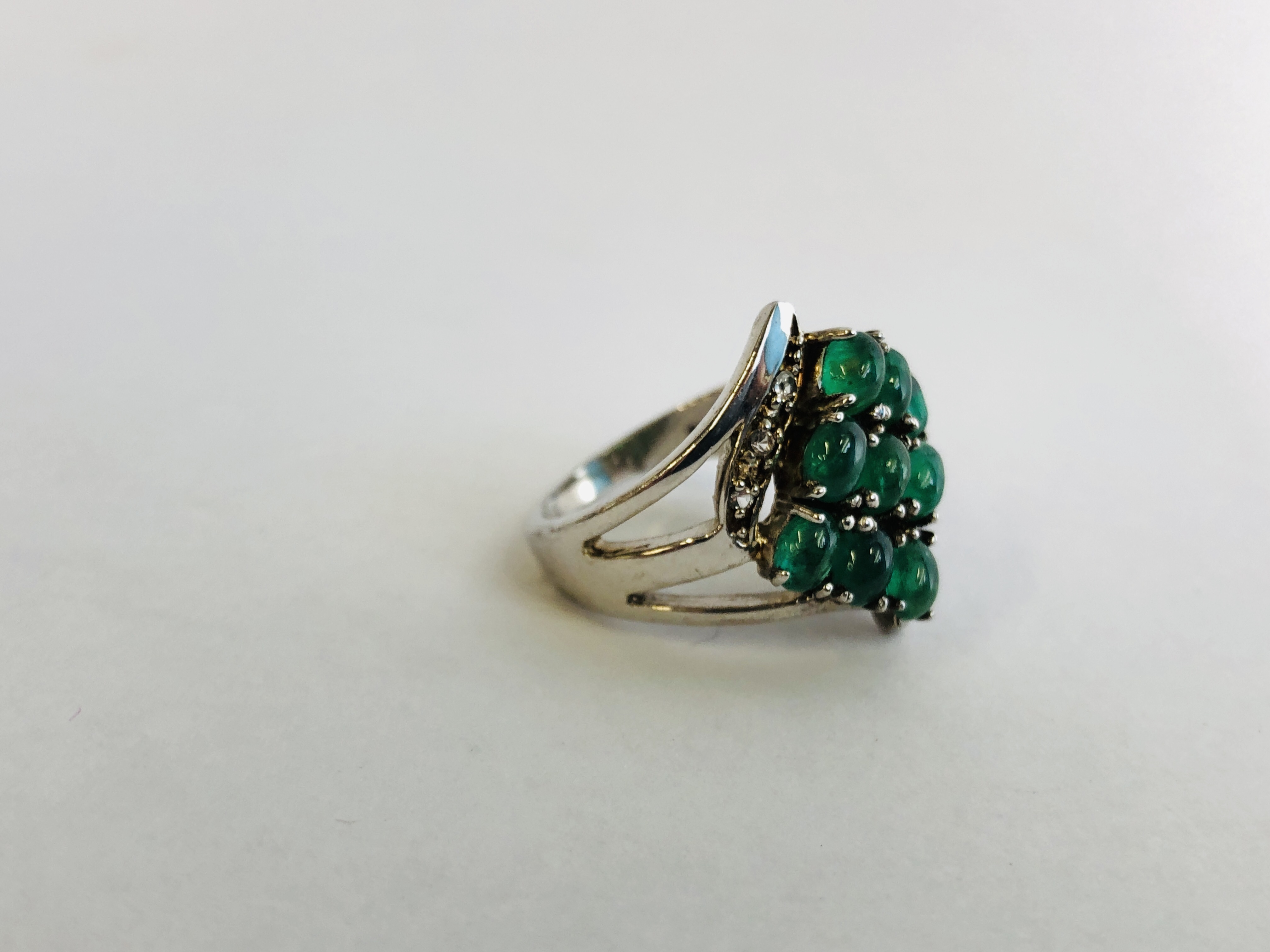 2 X DESIGNER SILVER RINGS, GREEN STONES IN A LOZENGE DESIGN AND CLAW SET DEEP PINK STONE. - Image 5 of 16