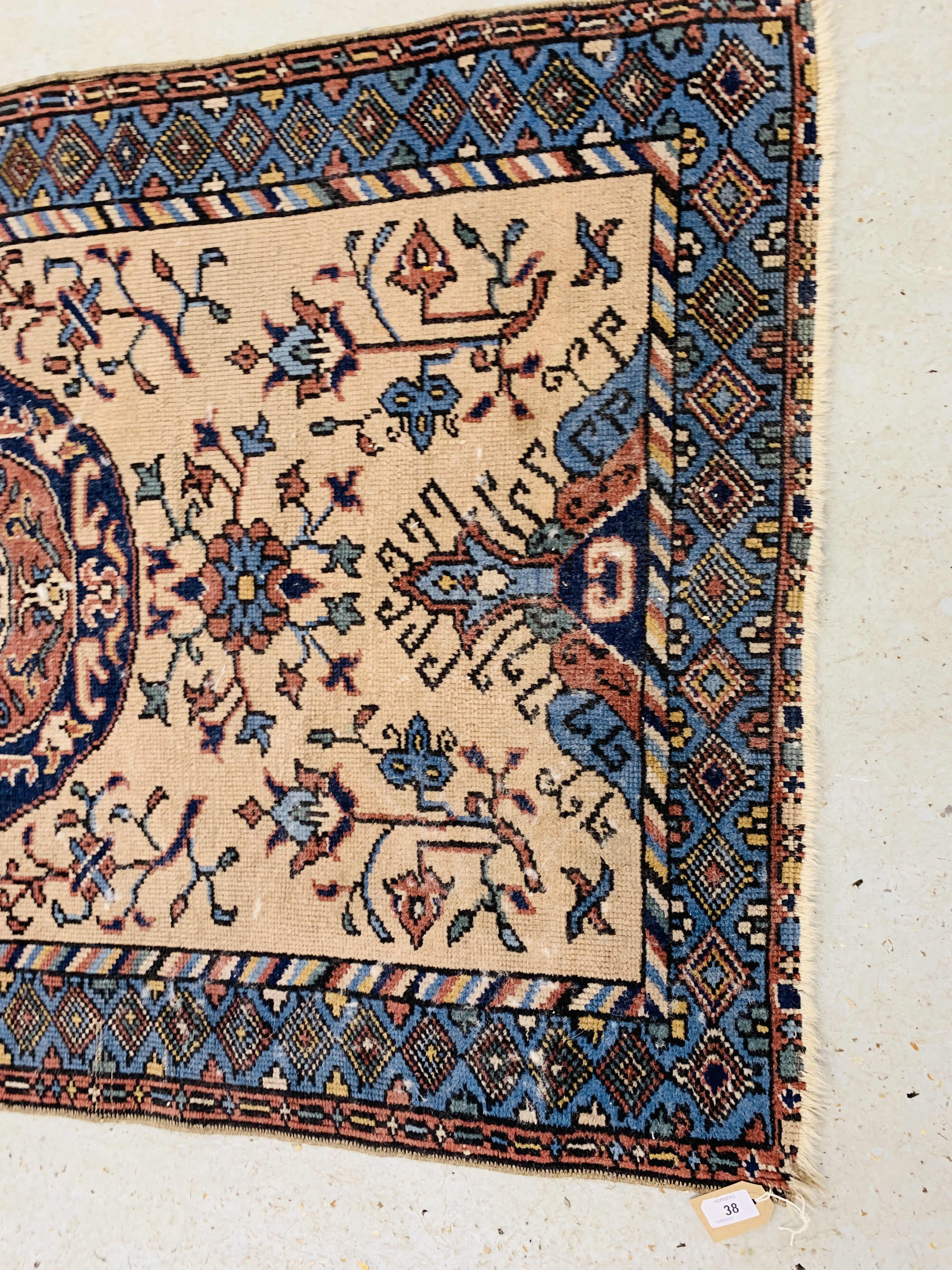 AN EASTERN RUG THE CENTRAL CIRCULAR MEDALLION ON AN IVORY FIELD BLUE / PINK DECORATION 147CM X 90CM. - Image 2 of 5