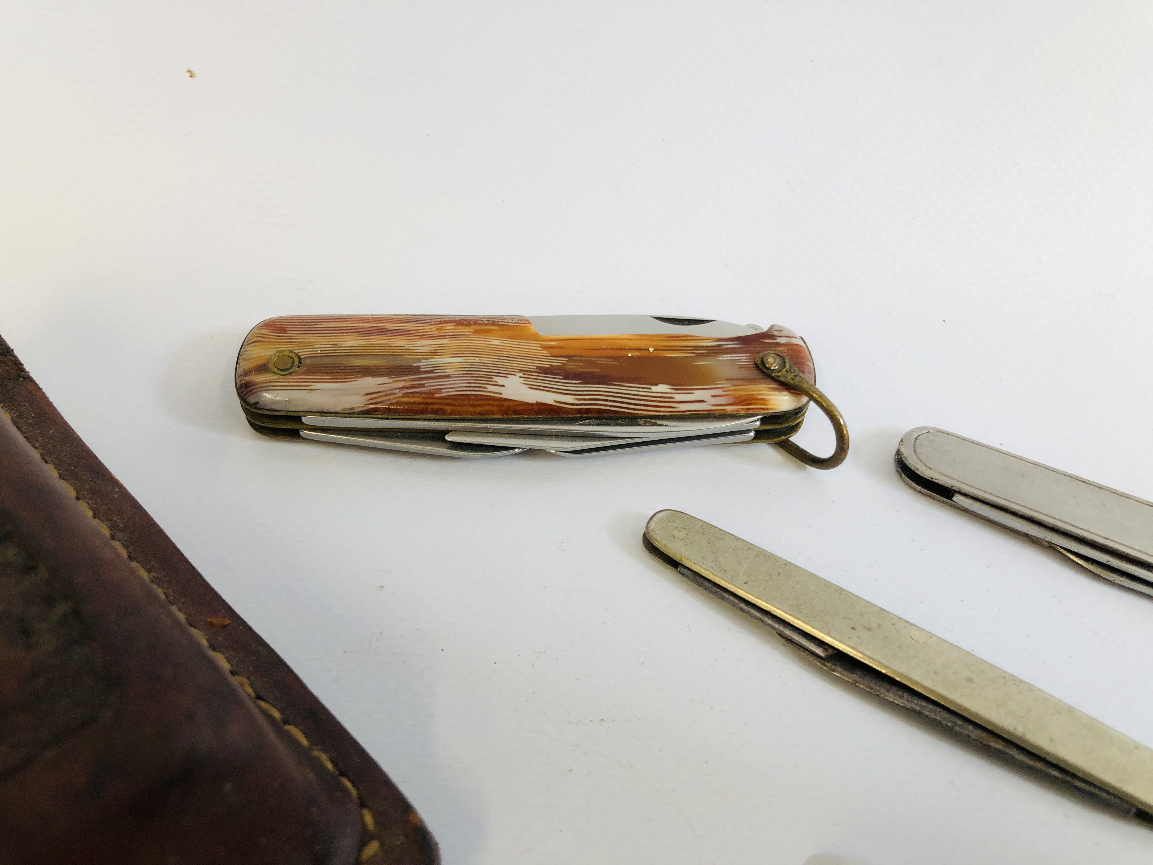 COLLECTION OF ASSORTED POCKET KNIVES TO INCLUDE MANY VINTAGE HORN HANDLED, ETC. - Image 6 of 10