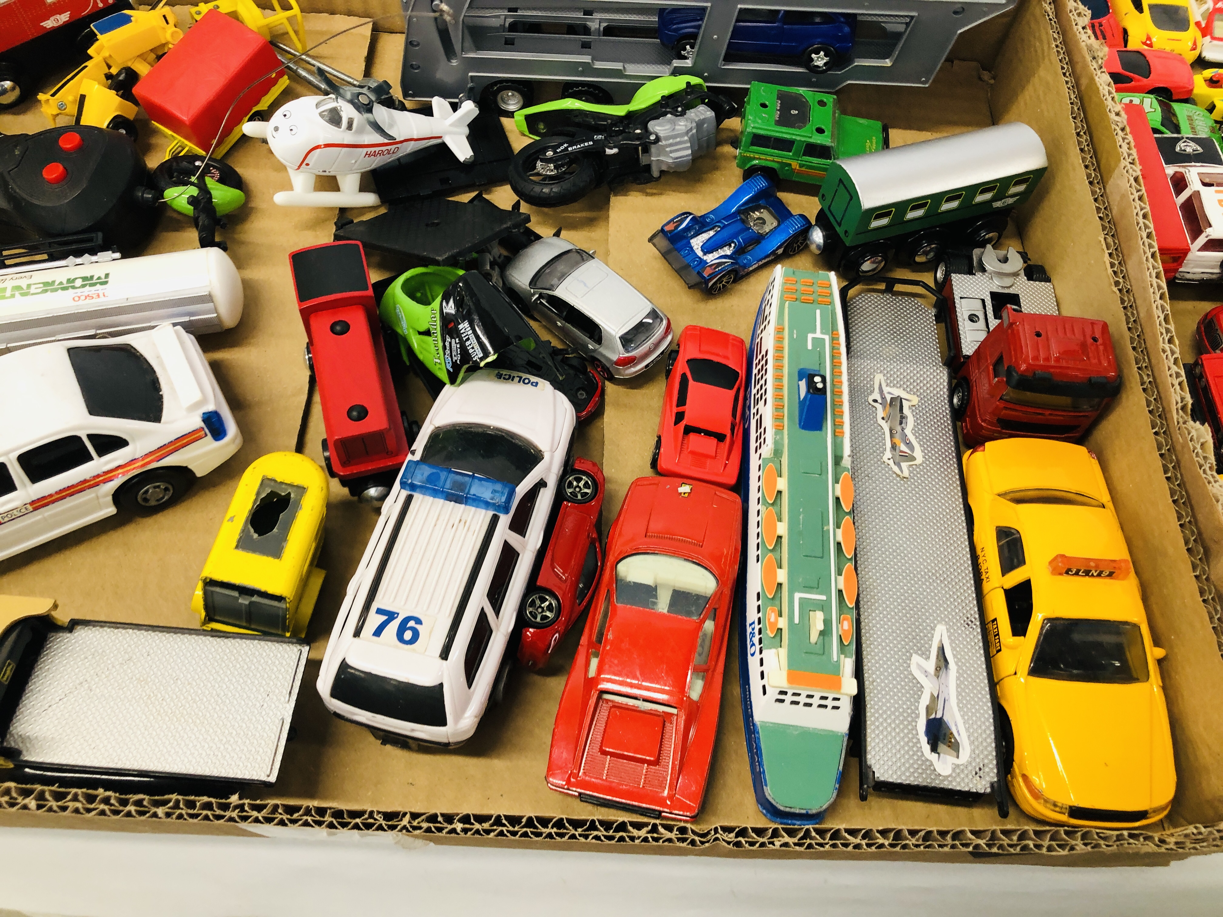 THREE TRAYS AND ONE BOX CONTAINING AN ASSORTMENT OF MODEL VEHICLES TO INCLUDE DIE CAST, ETC. - Image 2 of 8