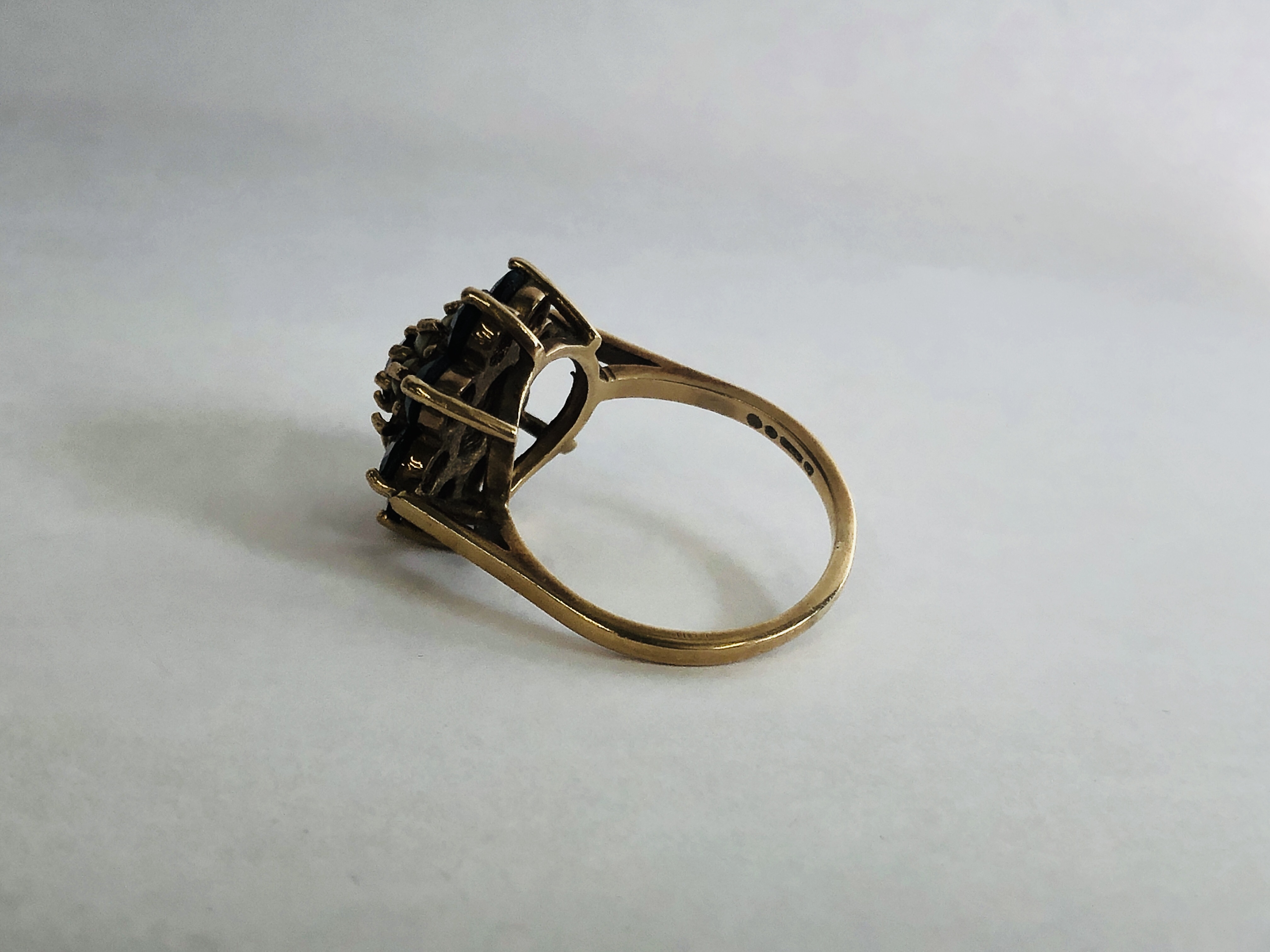 9CT GOLD LADIES RING, FLOWER HEAD DESIGN SET WITH GARNETS AND SEED PEARLS (1 SEED PEARL MISSING). - Image 3 of 9