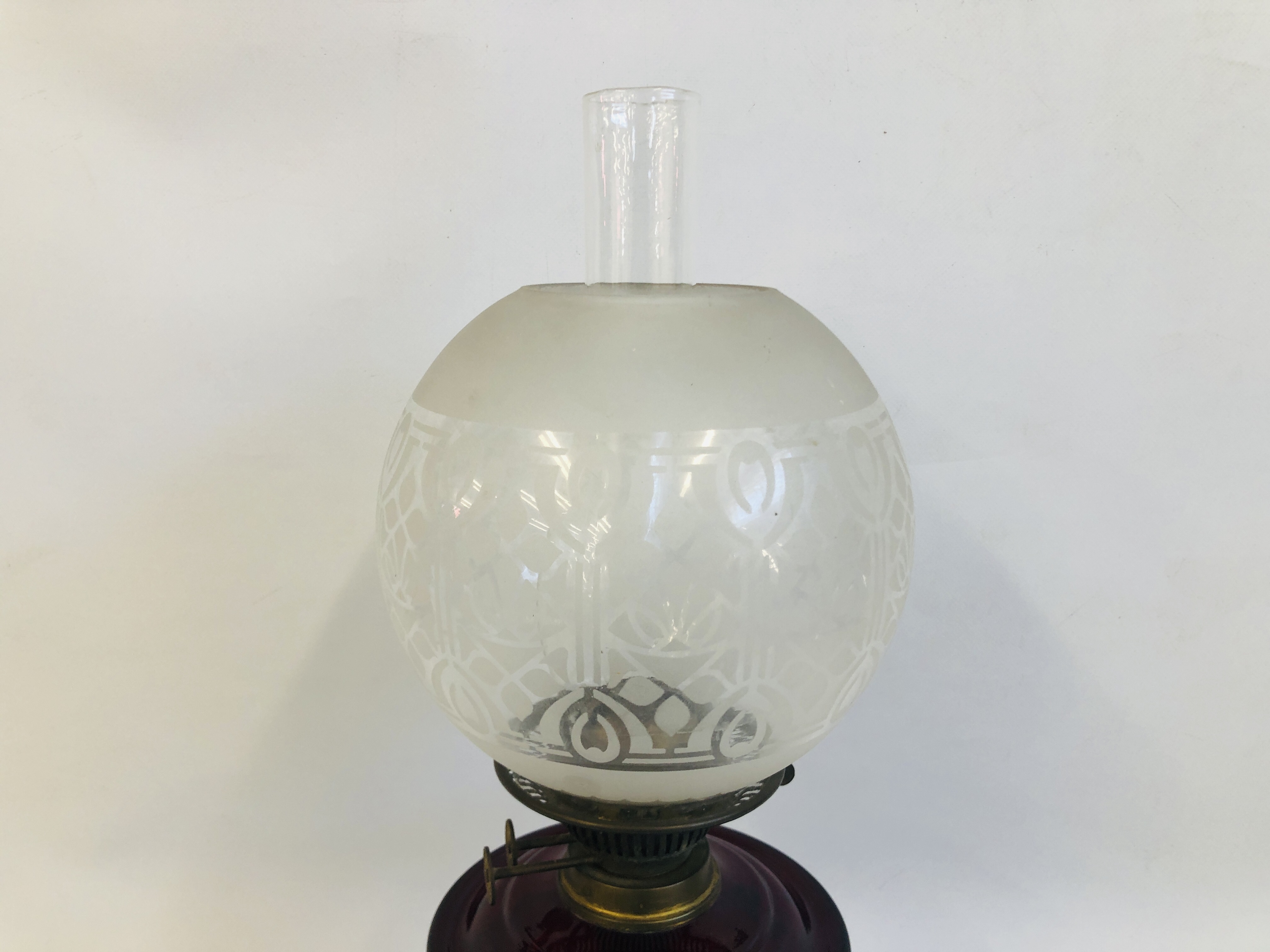VINTAGE OIL LAMP, DECORATIVE CAST BASE RUBY RED FONT AND ETCHED GLASS SHADE HEIGHT 55CM. - Image 4 of 5