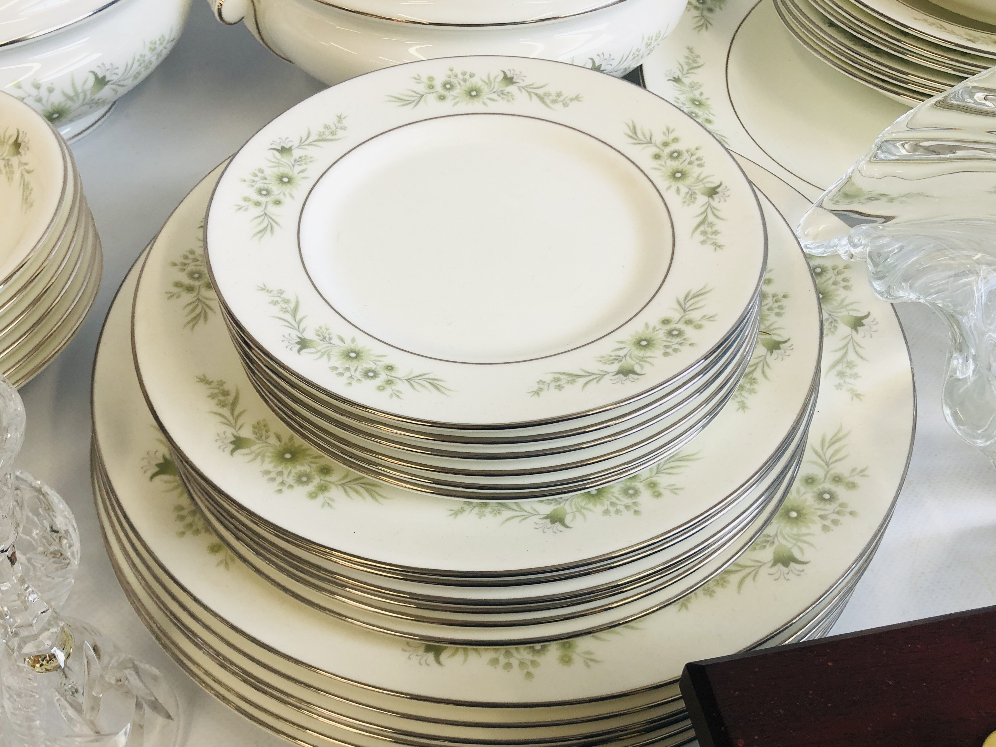 A 35 PIECE SIX PLACE SETTING OF WEDGWOOD WESTBURY BONE CHINA TABLE WARE PLUS A COLLECTION OF GOOD - Image 4 of 13