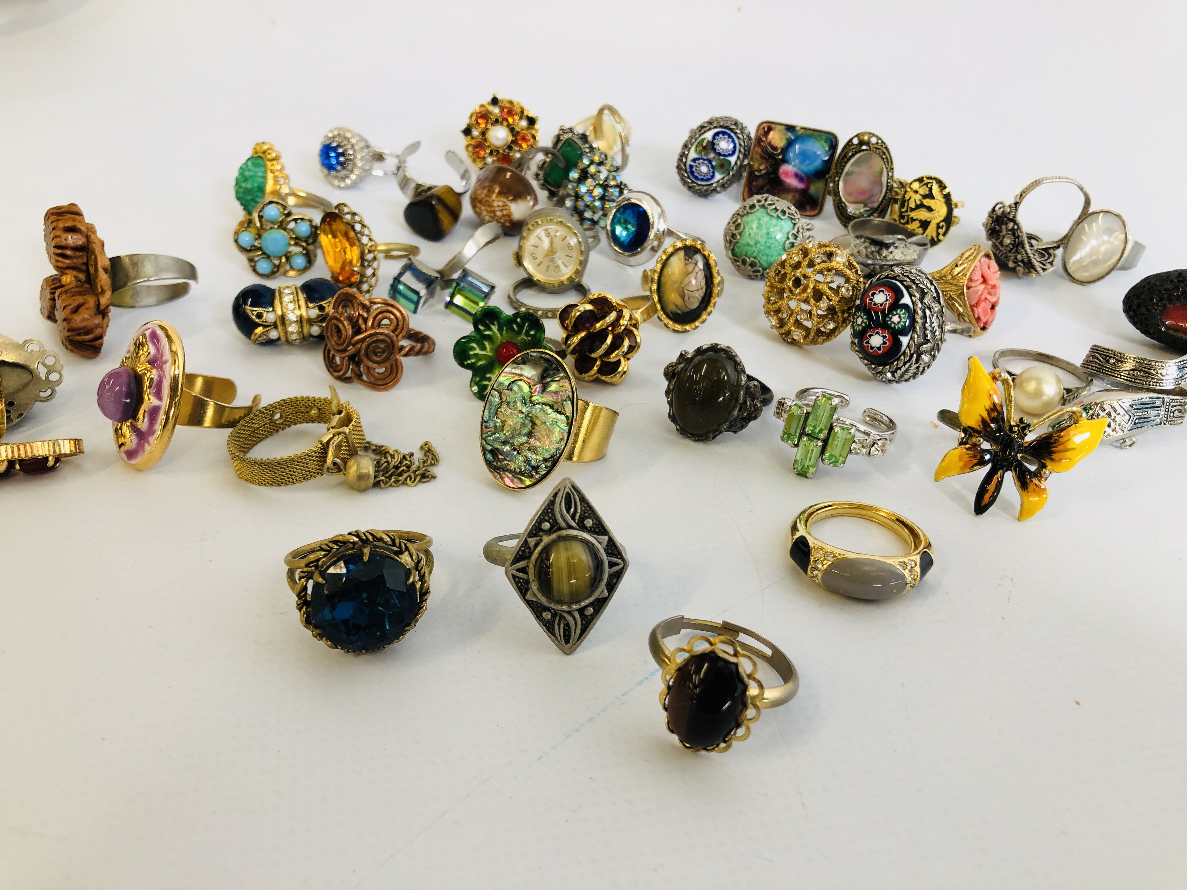 COLLECTION OF APPROX 46 ASSORTED COSTUME JEWELLERY RINGS MANY STONE SET EXAMPLES. - Image 6 of 6