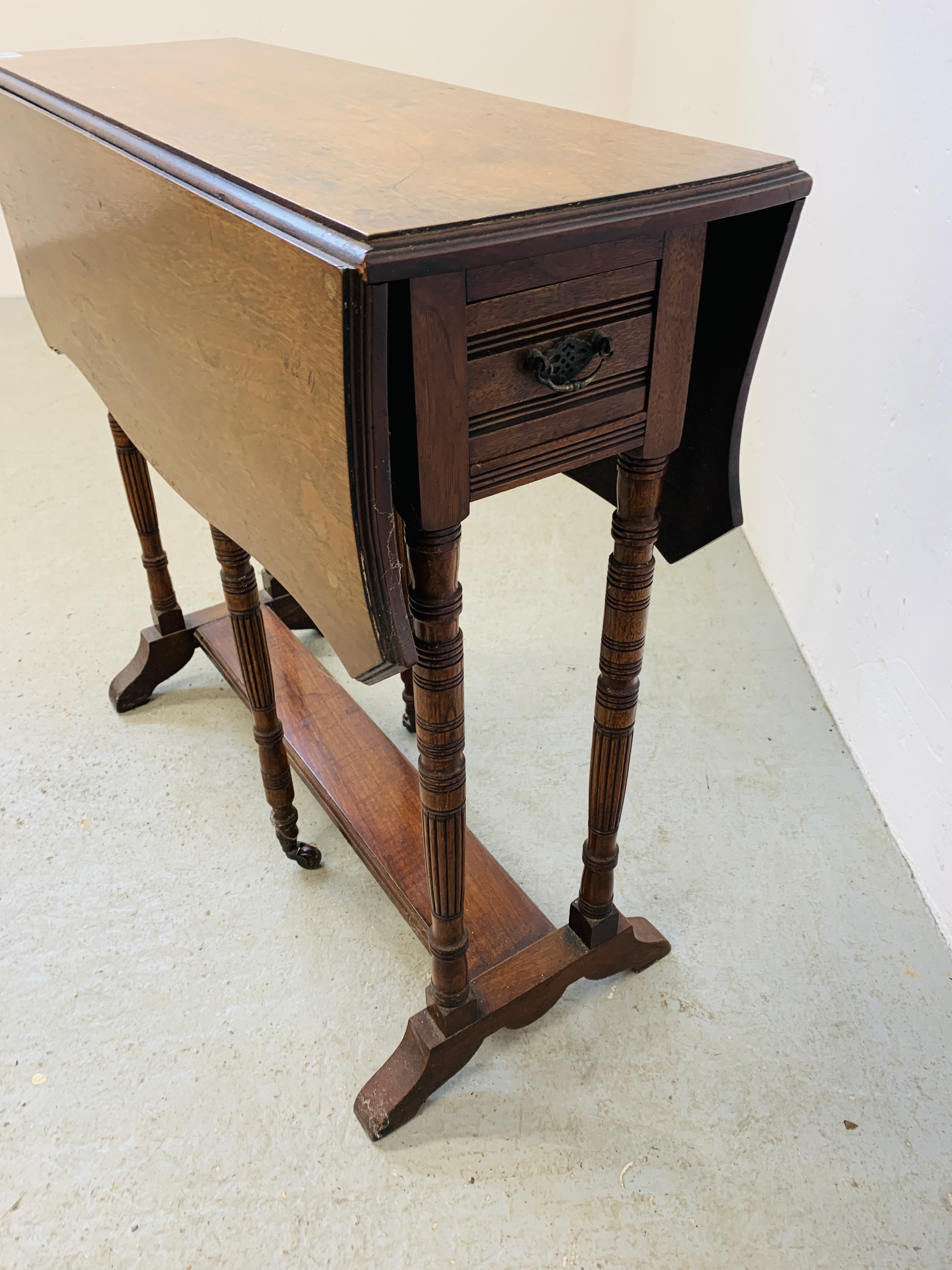 EDWARDIAN MAHOGANY GATELEG OCCASIONAL TABLE WITH SHAPED TOP AND DRAWERS TO END (EXTENDED 77CM & - Image 4 of 6