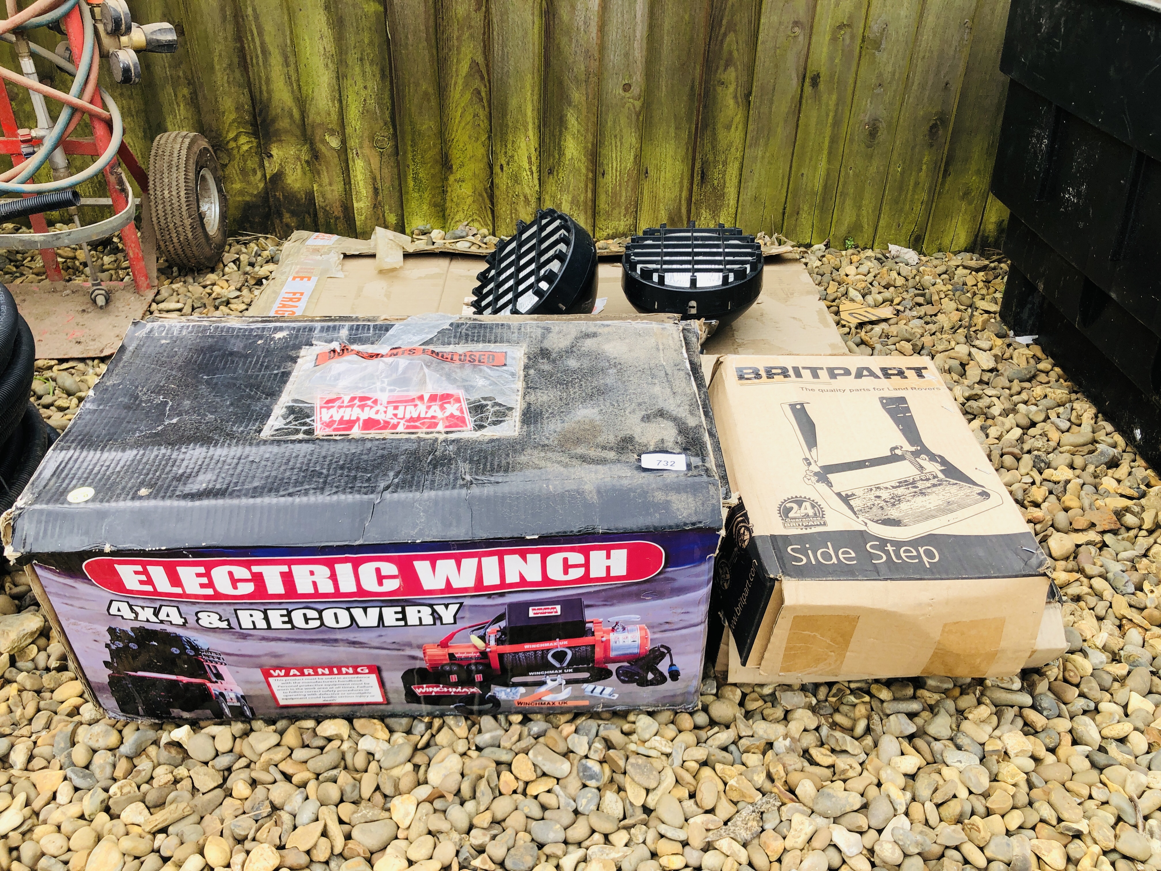 AN ELECTRIC 4 X 4 WINCH USED - A/F CONDITION, BOXED BRITPART LANDROVER SIDE STEP,