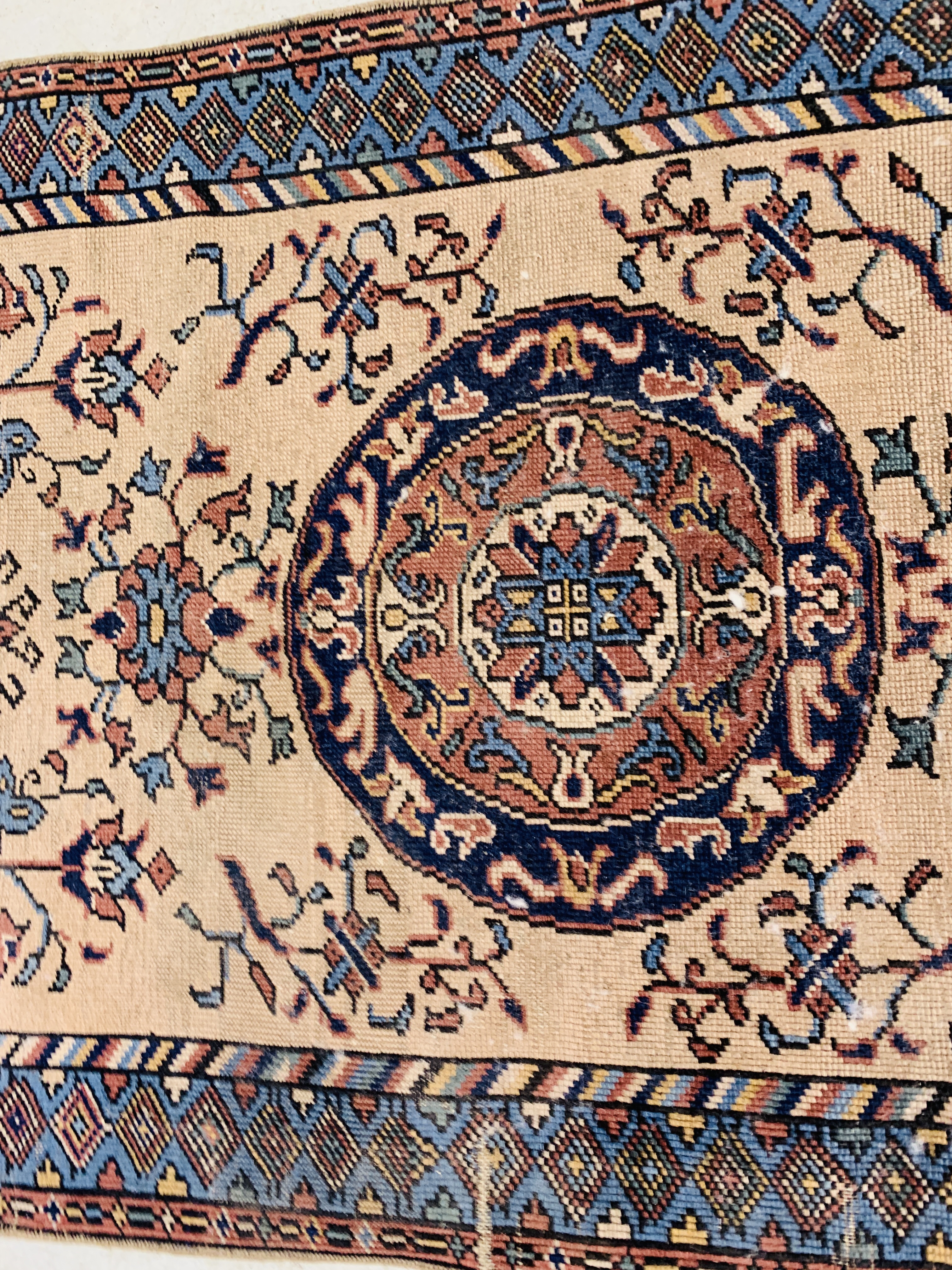 AN EASTERN RUG THE CENTRAL CIRCULAR MEDALLION ON AN IVORY FIELD BLUE / PINK DECORATION 147CM X 90CM. - Image 3 of 5