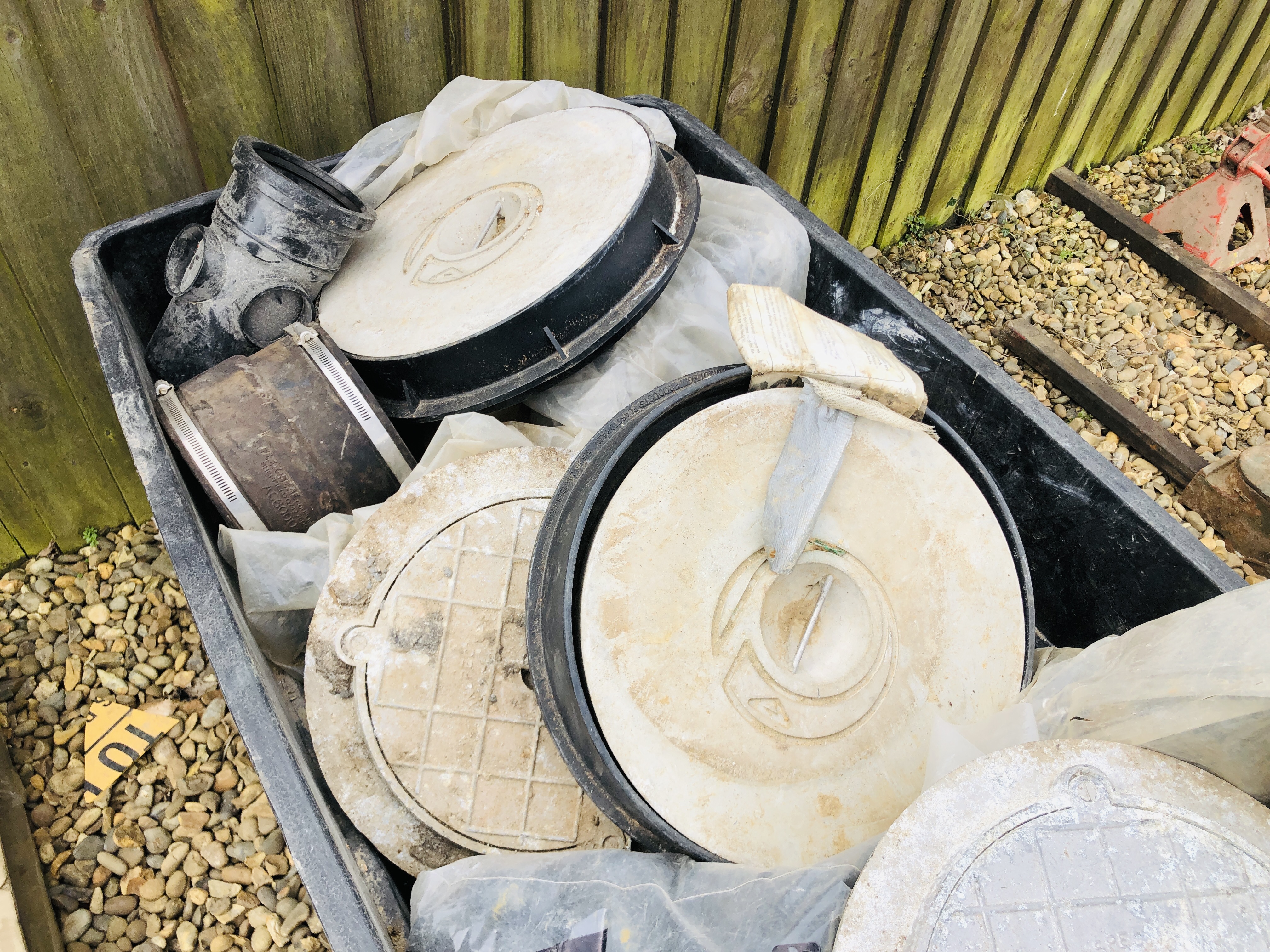 PLASTIC TANK CONTAINING ASSORTED SOIL PIPE FITTINGS, INSPECTION COVERS, COUPLINGS, ETC. - Image 4 of 6