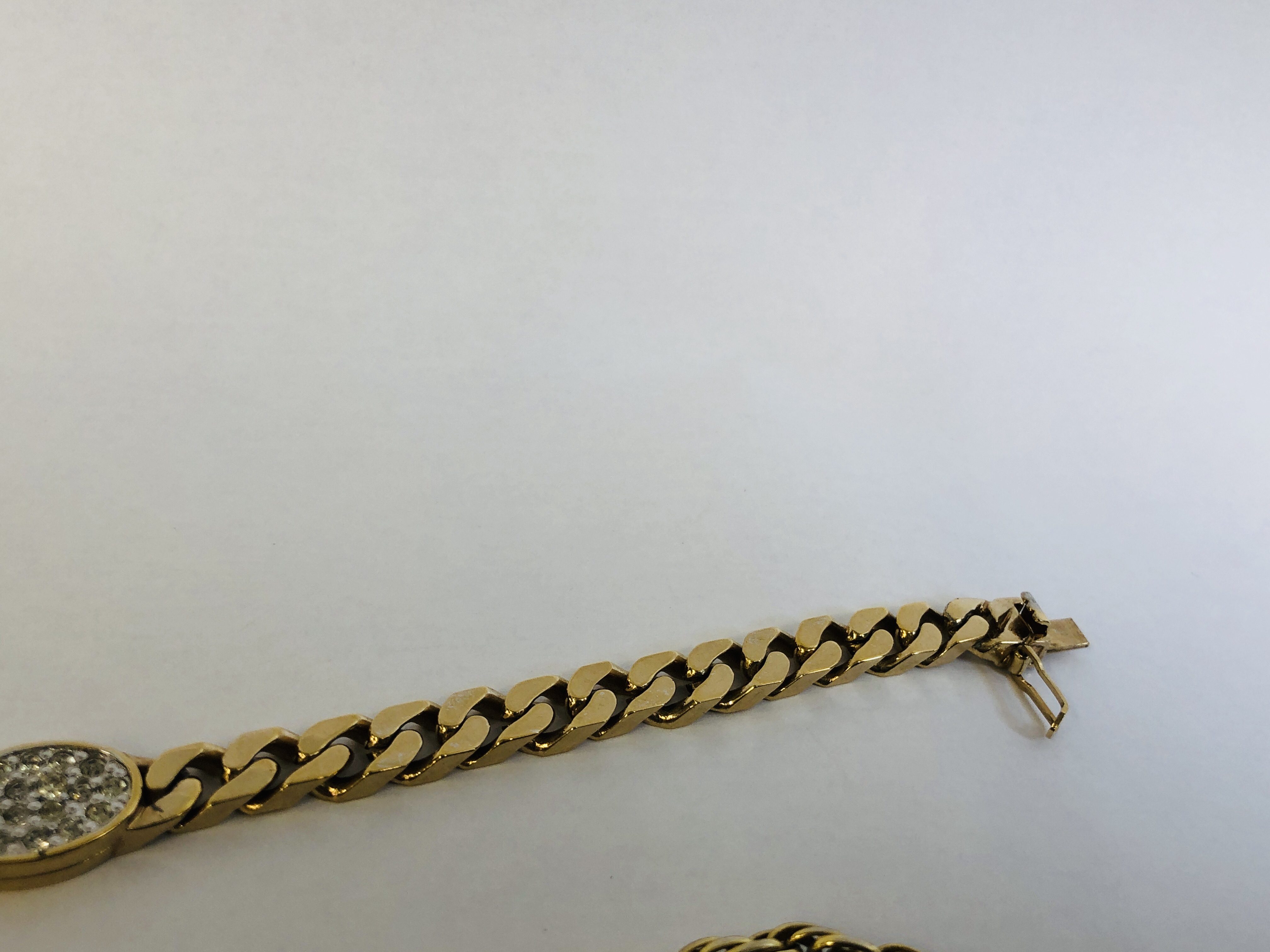 A GOLD TONE COSTUME BRACELET MARKED "PANETTA" ALONG WITH AN UNMARKED ROPE TWIST NECKLACE. - Image 7 of 13