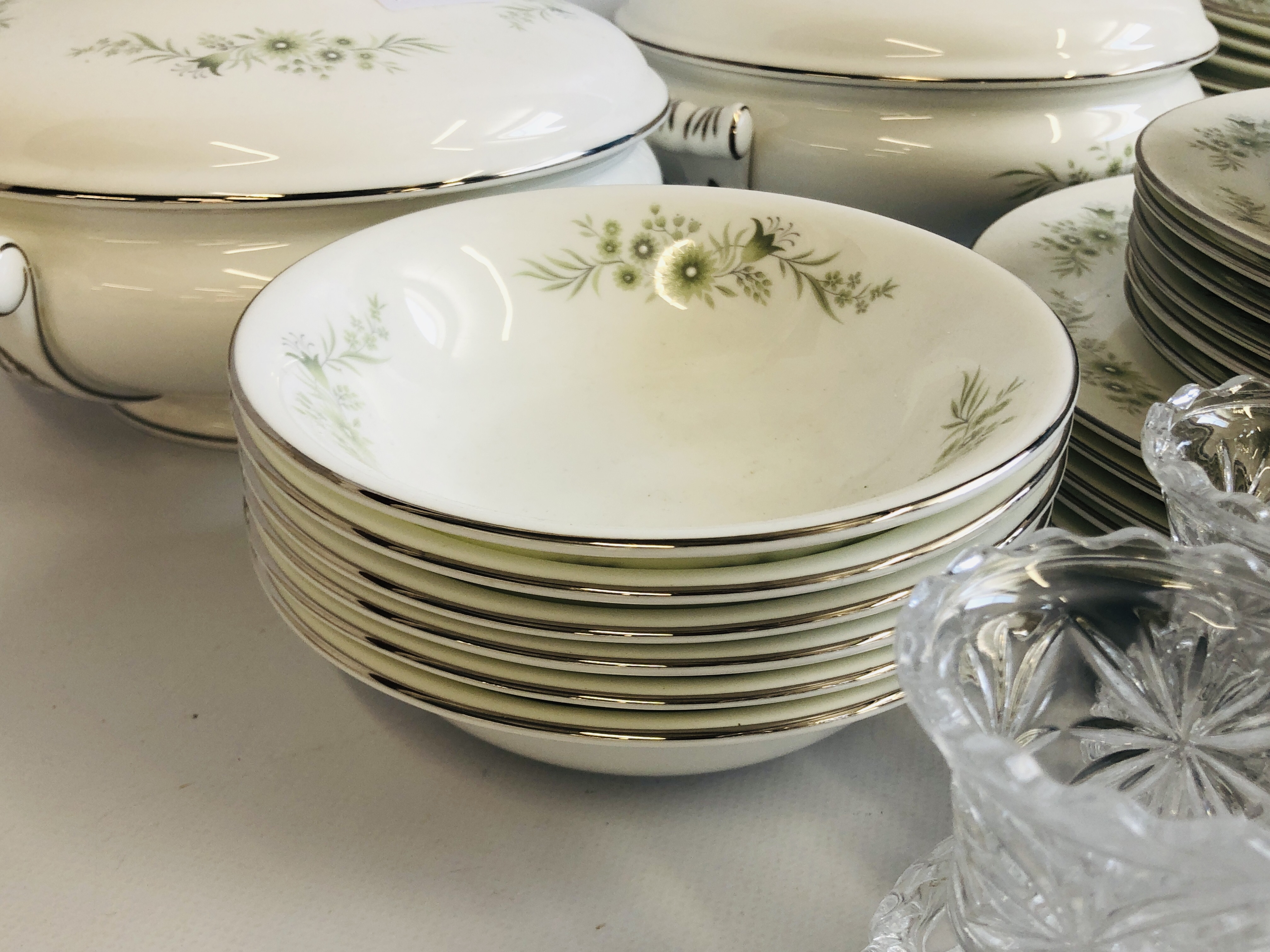 A 35 PIECE SIX PLACE SETTING OF WEDGWOOD WESTBURY BONE CHINA TABLE WARE PLUS A COLLECTION OF GOOD - Image 5 of 13