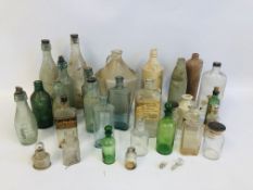 COLLECTION OF ASSORTED VINTAGE GLASS BOTTLES TO INCLUDE CHEMIST, ETC.