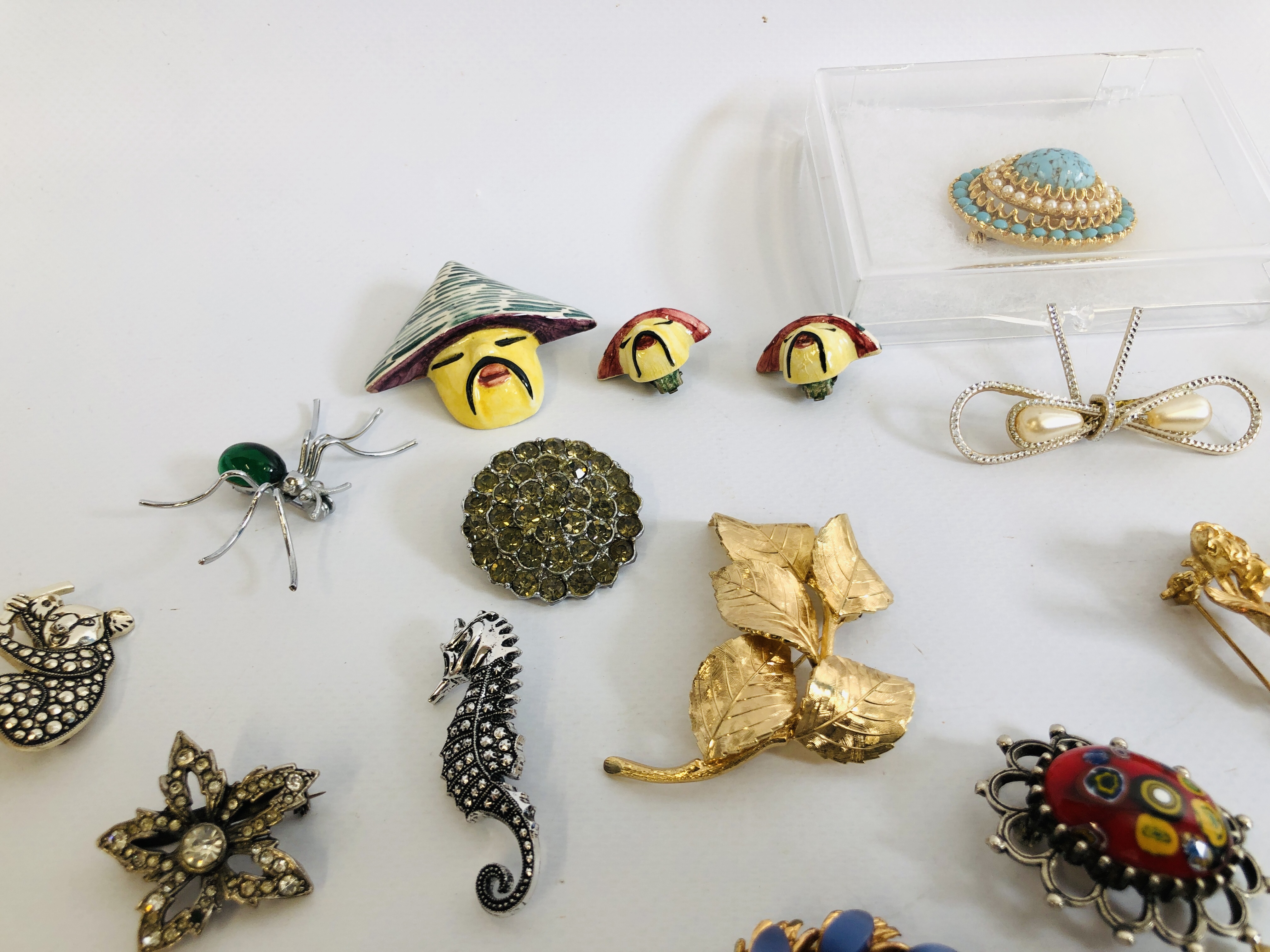 COLLECTION OF ASSORTED VINTAGE BROOCHES TO INCLUDE MANY STONE SET EXAMPLES ETC. - Image 5 of 7