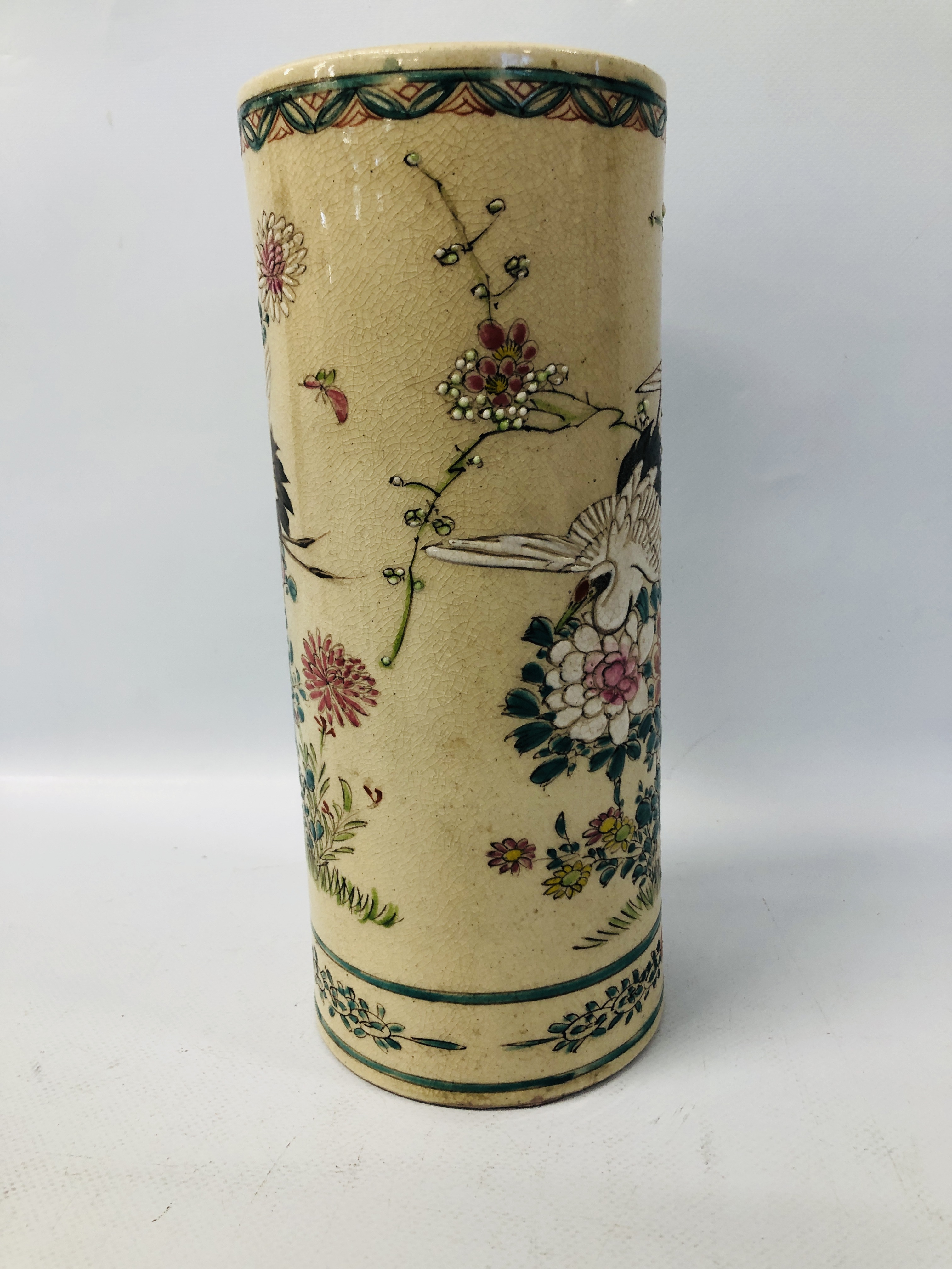 COLLECTION OF ORIENTAL CHINA TO INCLUDE A BLUE AND WHITE BALUSTER SHAPED VASE AND COVER (A/F), - Image 35 of 43