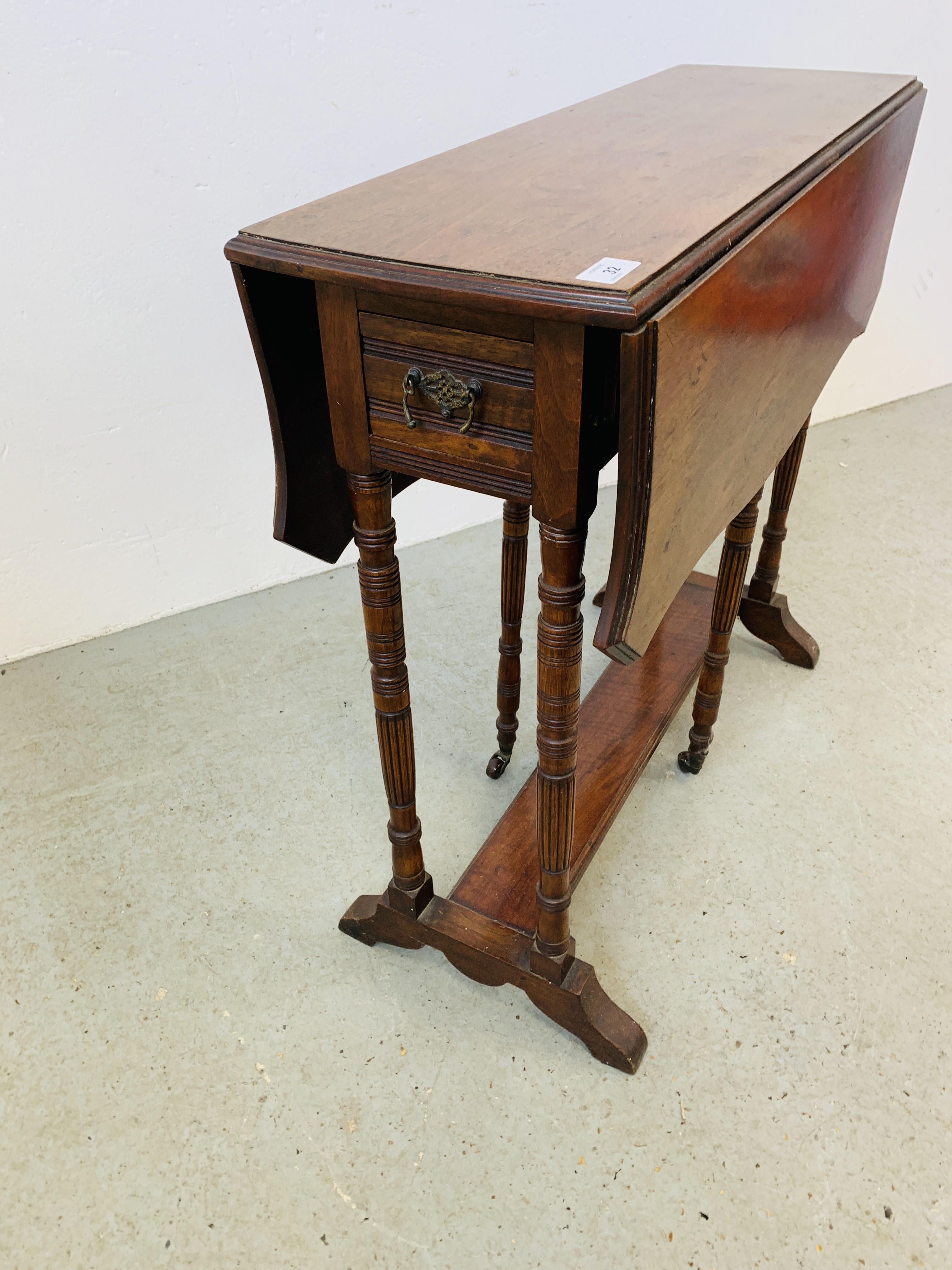 EDWARDIAN MAHOGANY GATELEG OCCASIONAL TABLE WITH SHAPED TOP AND DRAWERS TO END (EXTENDED 77CM & - Image 3 of 6