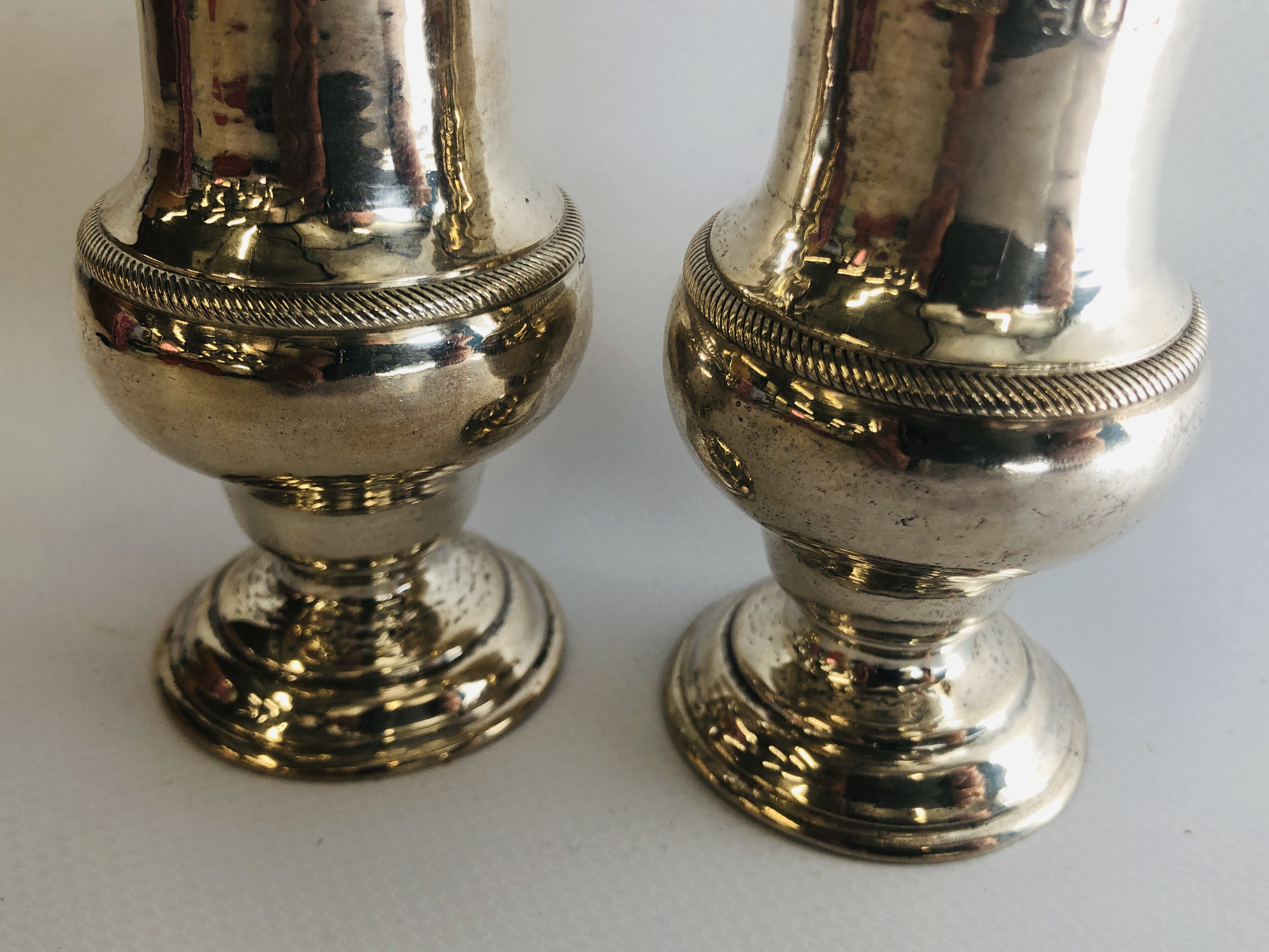 A PAIR OF GOOD QUALITY SILVER SIFTERS HEIGHT 13.5CM. - Image 8 of 11