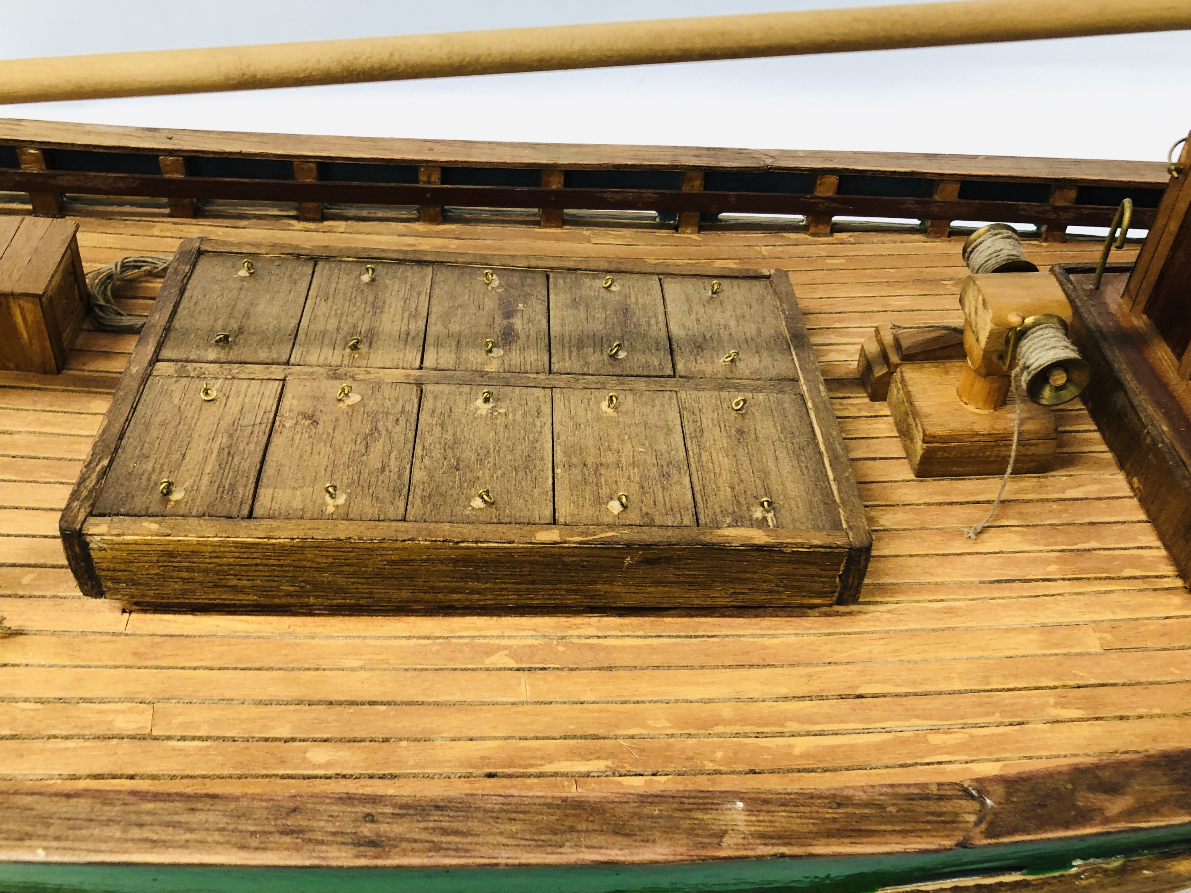 A VINTAGE HAND BUILT WOODEN MODEL OF A FISHING TRAWLER "EILEEN" NO. 96 LENGTH 85CM. HEIGHT 66CM. - Image 7 of 11