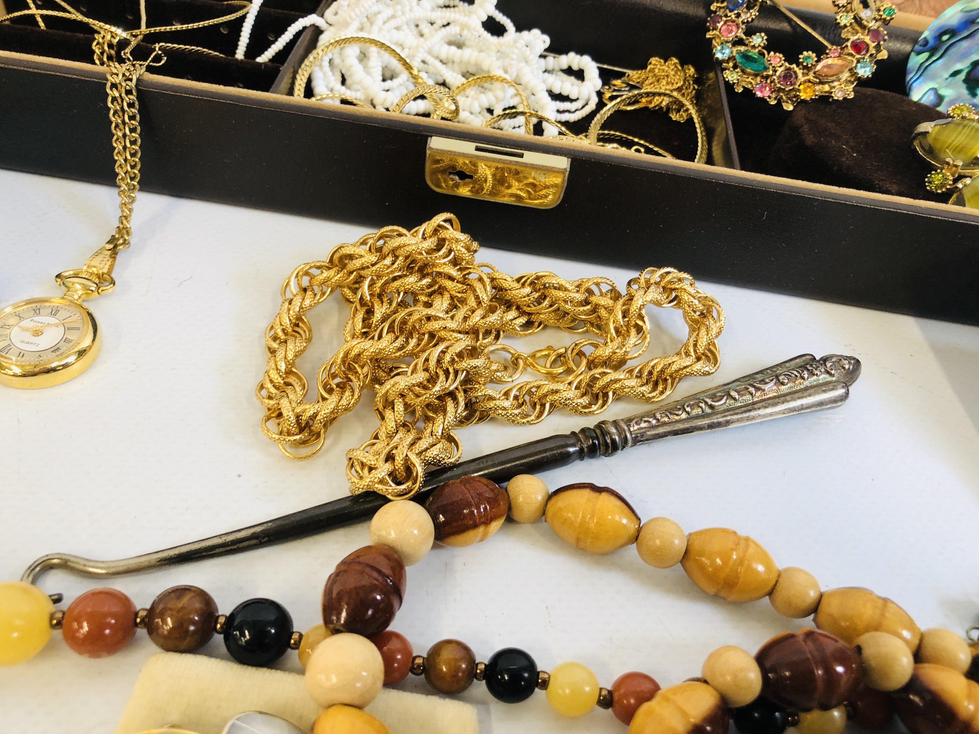 BOX OF ASSORTED VINTAGE AND COSTUME JEWELLERY TO INCLUDE HARDSTONE BEADED NECKLACES, - Image 10 of 14