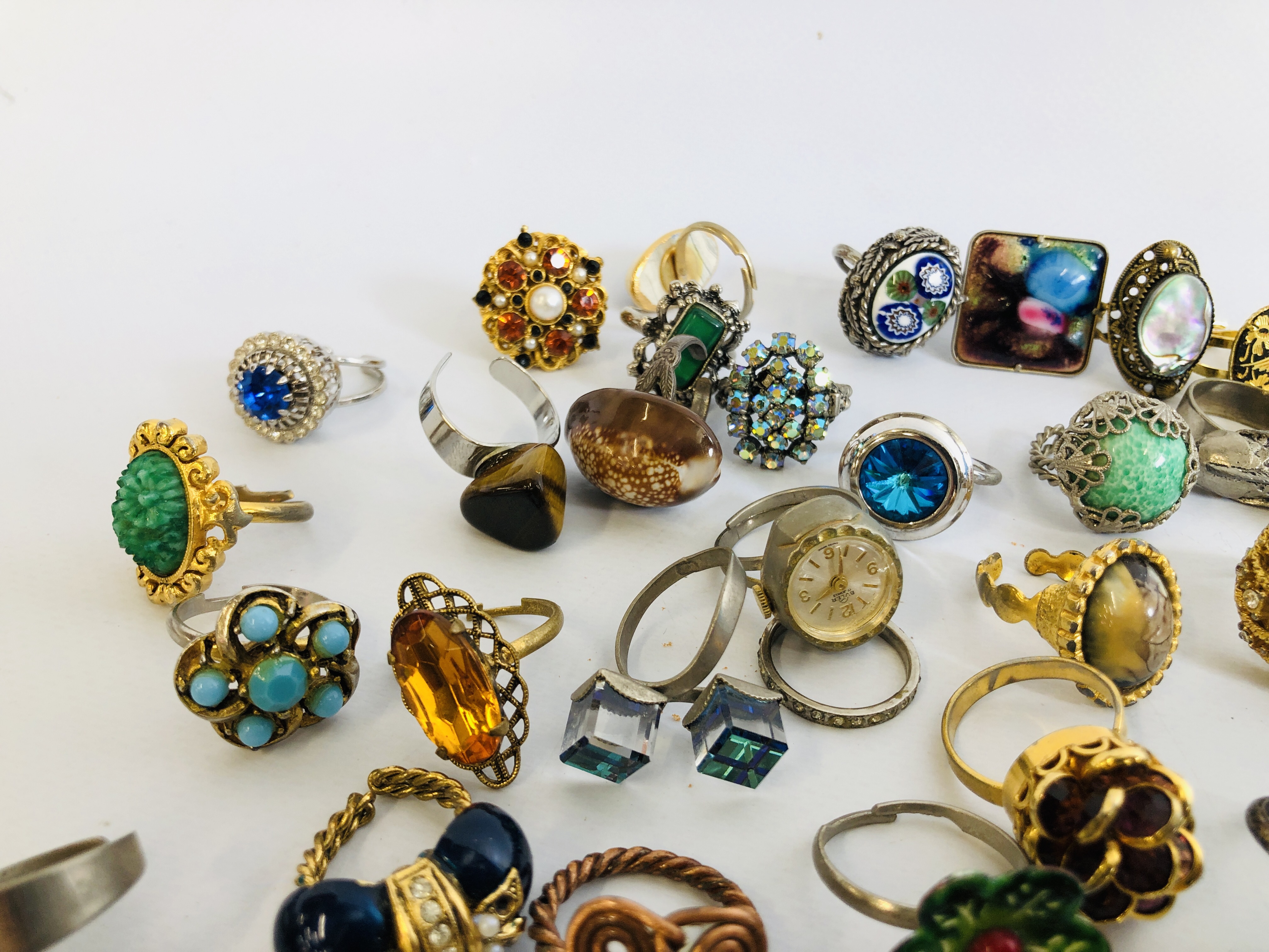 COLLECTION OF APPROX 46 ASSORTED COSTUME JEWELLERY RINGS MANY STONE SET EXAMPLES. - Image 3 of 6