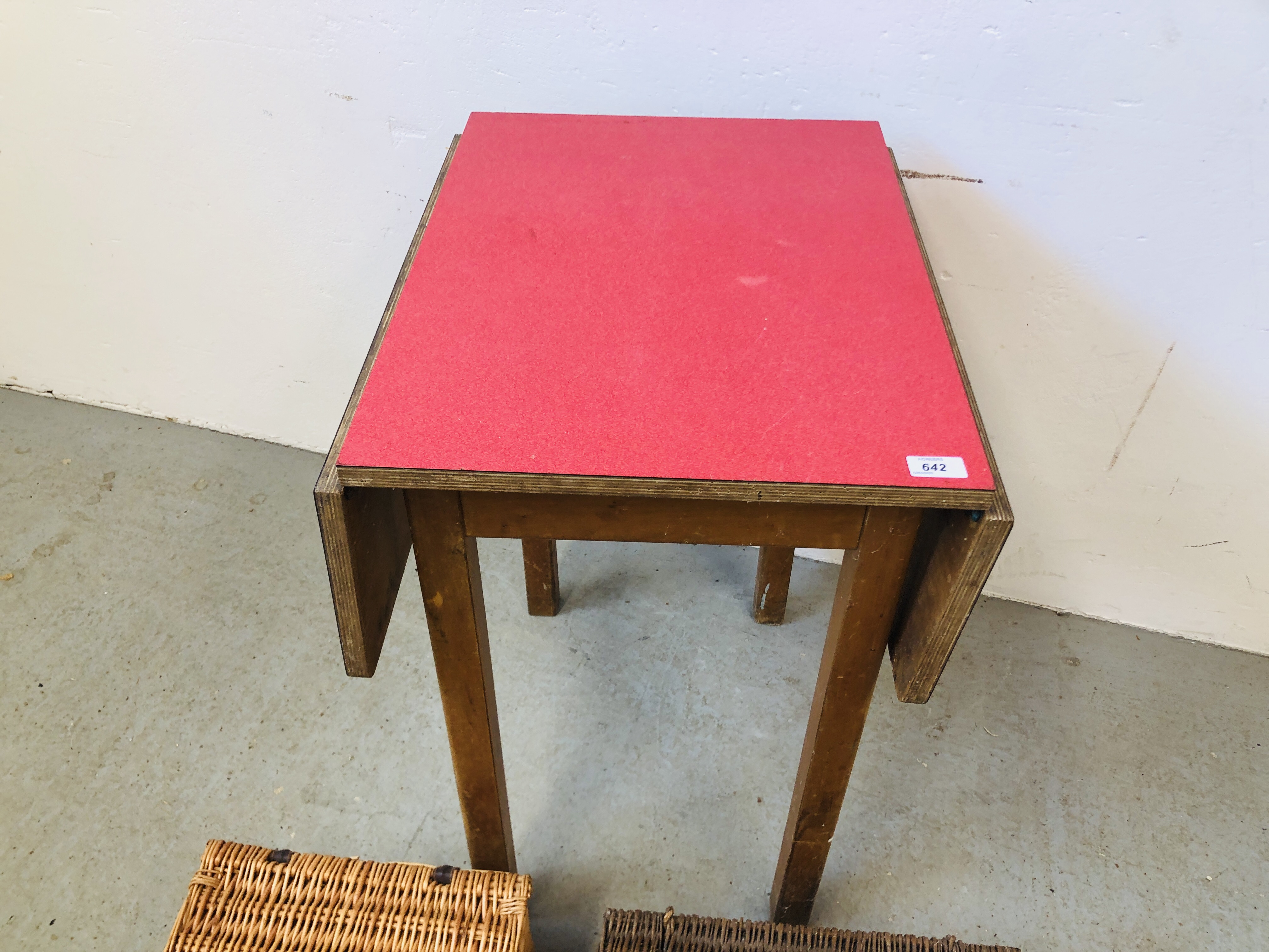 FORMICA DROP LEAF TABLE ALONG WITH TWO WICKER PICNIC BASKETS. - Image 5 of 6