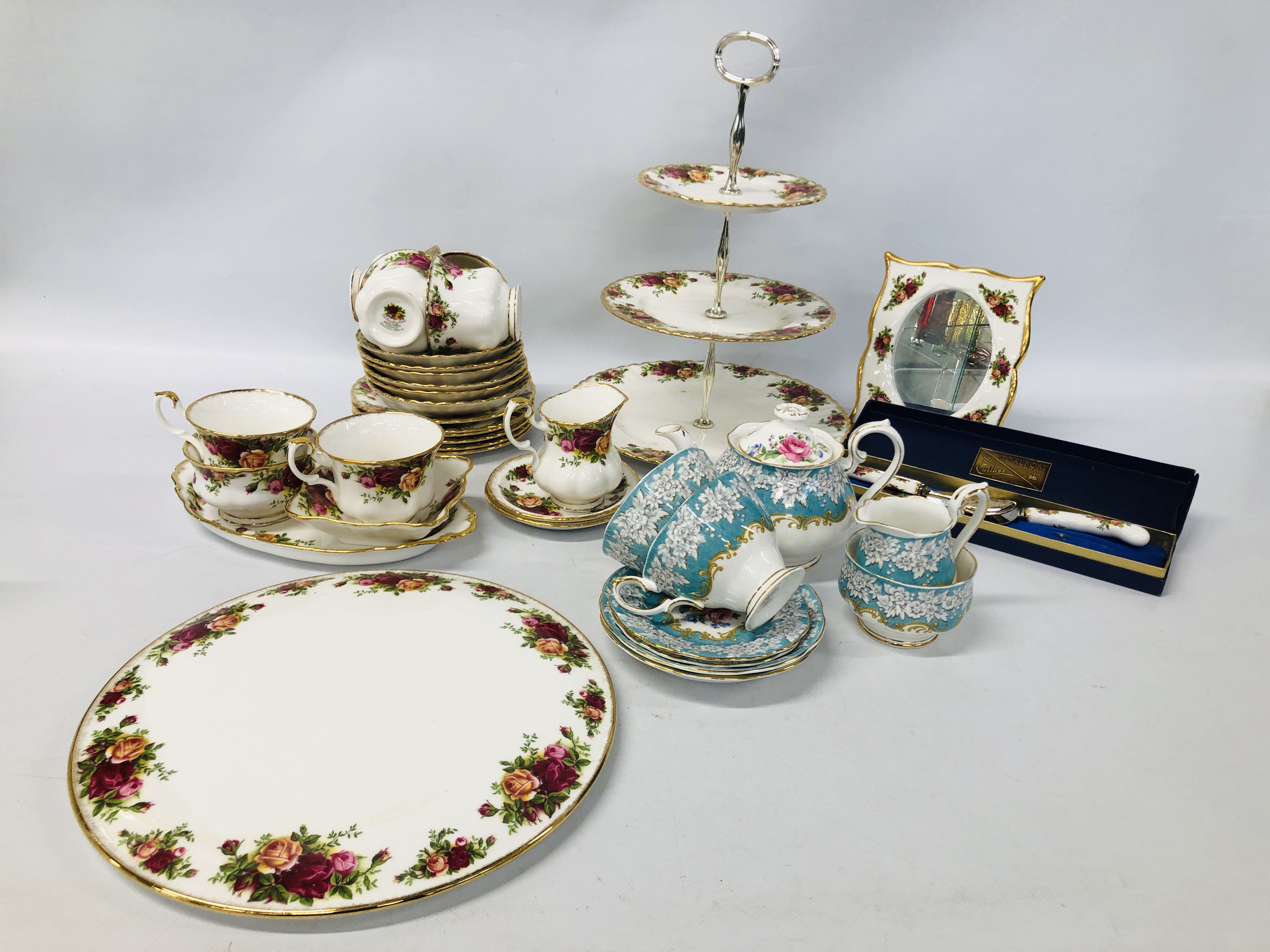 COLLECTION OF ROYAL ALBERT OLD COUNTRY ROSES 27 PIECES TO INCLUDE THREE TIER CAKE STAND,