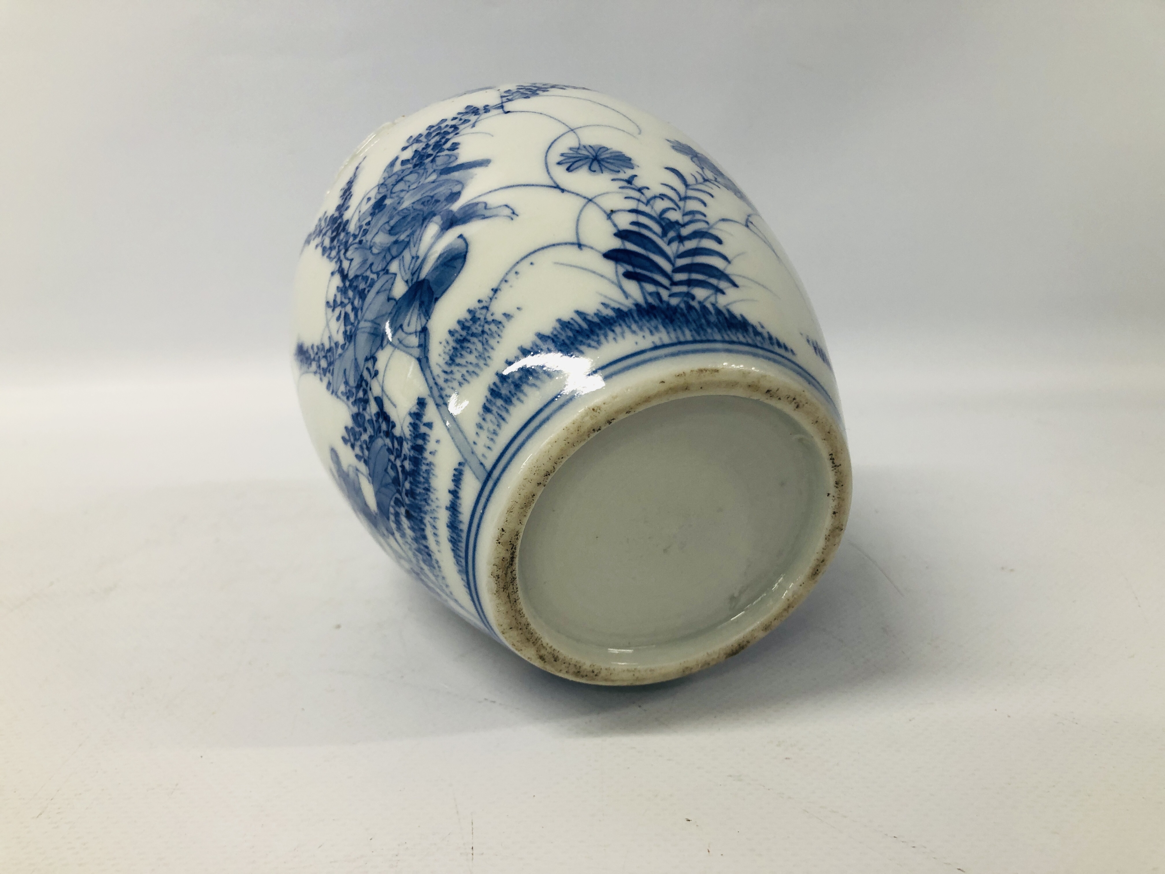 COLLECTION OF ORIENTAL CHINA TO INCLUDE A BLUE AND WHITE BALUSTER SHAPED VASE AND COVER (A/F), - Image 43 of 43