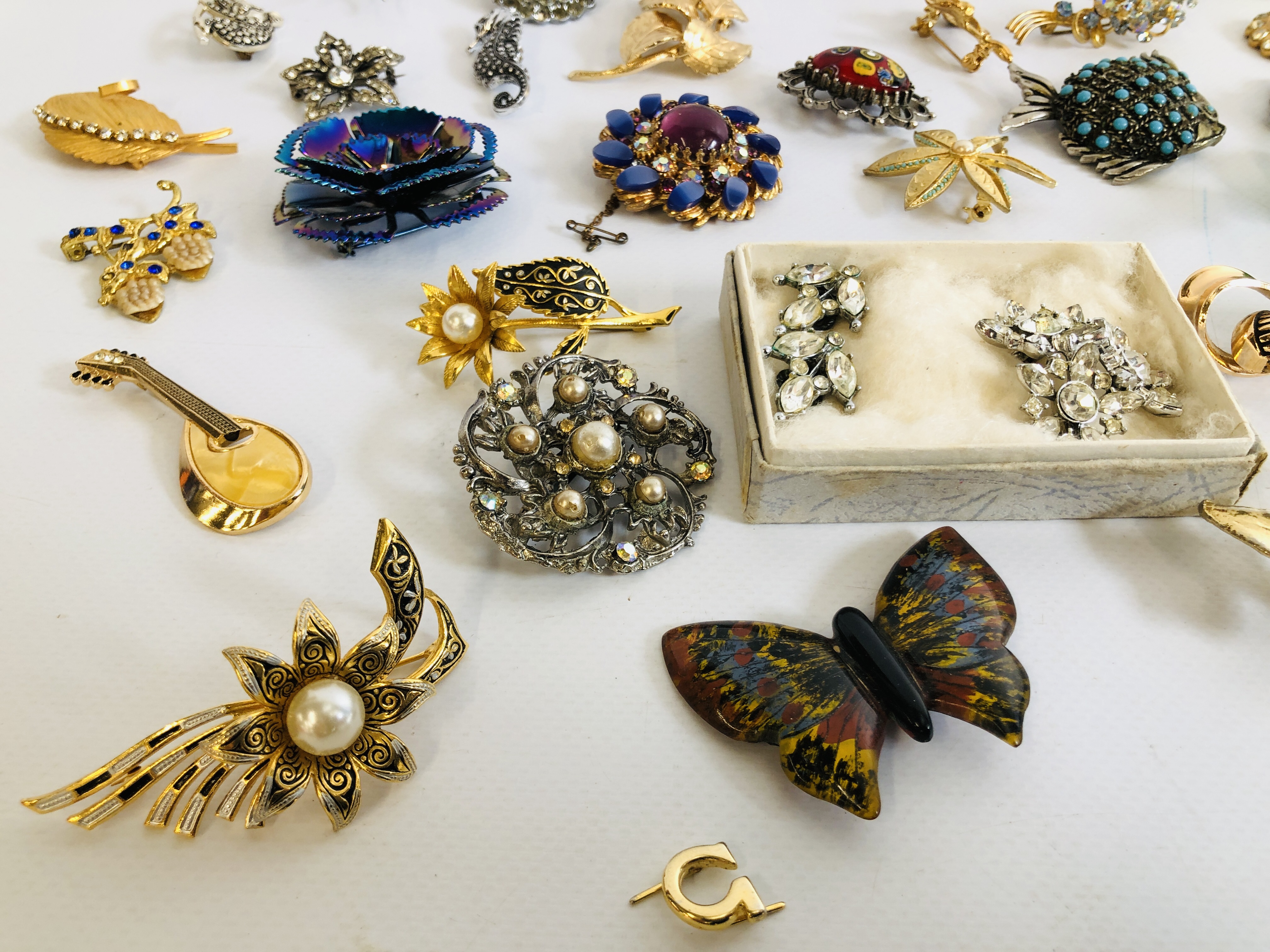 COLLECTION OF ASSORTED VINTAGE BROOCHES TO INCLUDE MANY STONE SET EXAMPLES ETC. - Image 7 of 7