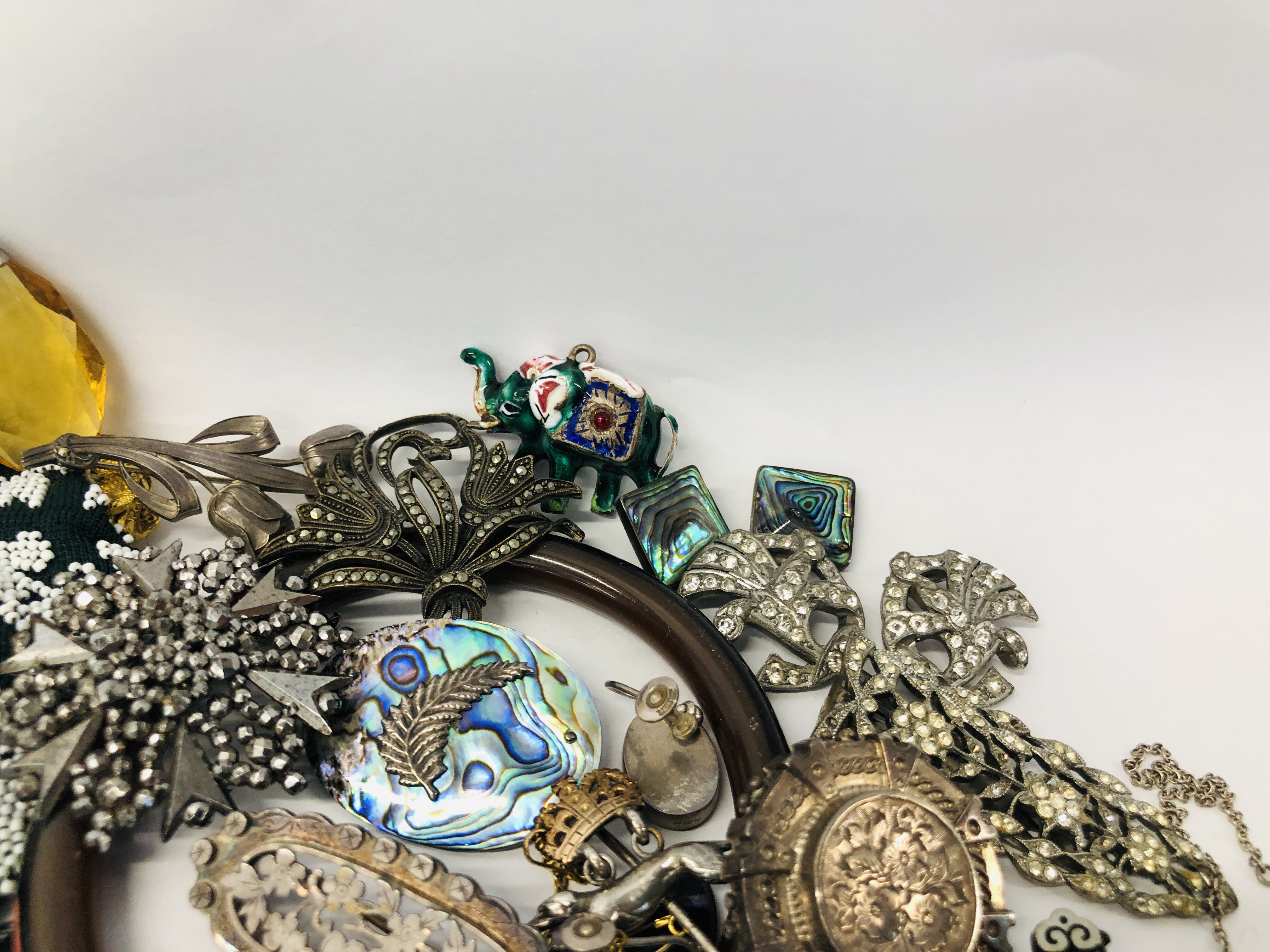 COLLECTION OF ASSORTED VINTAGE JEWELLERY TO INCLUDE SILVER BROOCHES CELTIC DESIGN, MARCASITE, - Image 7 of 10