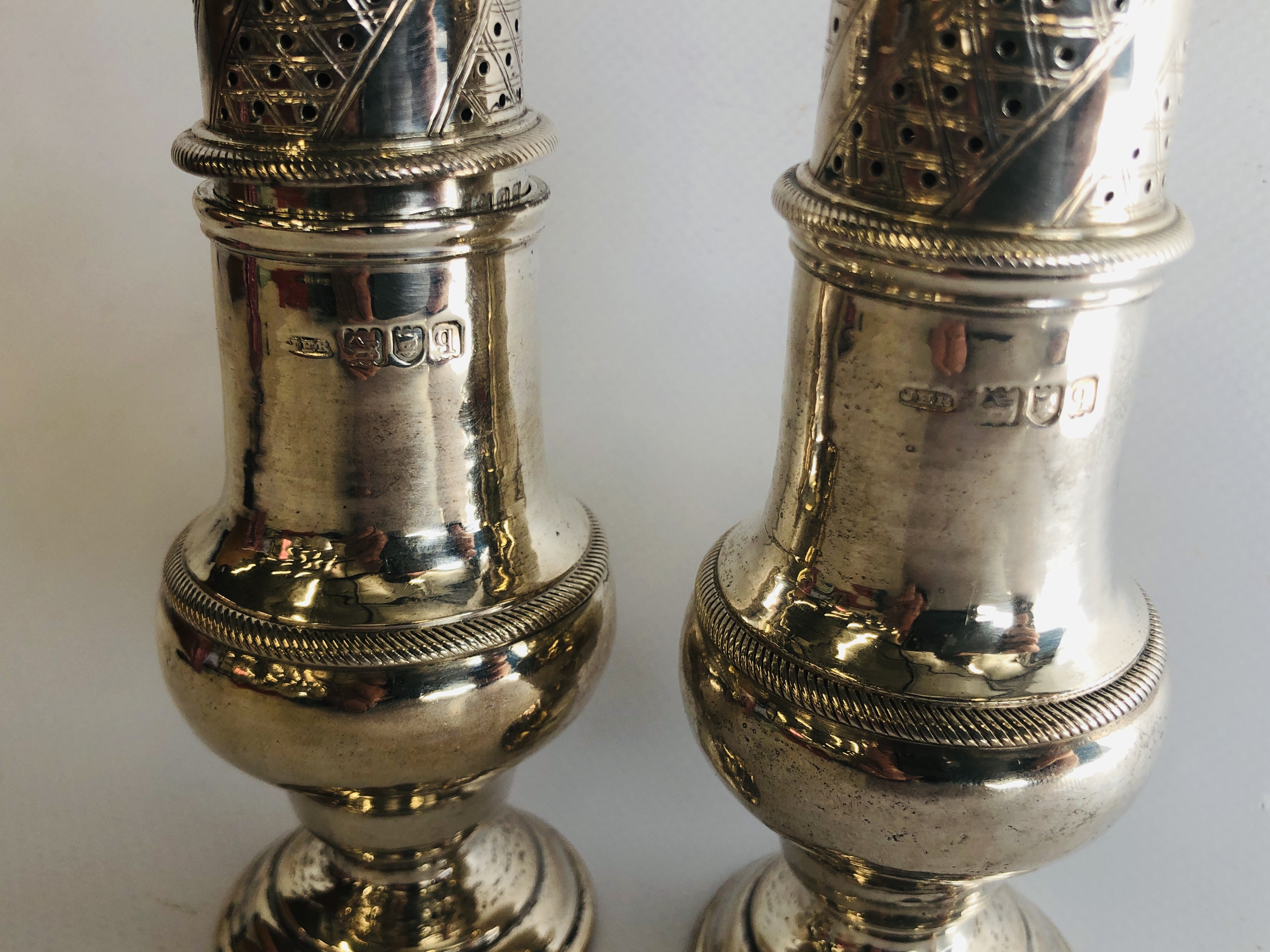 A PAIR OF GOOD QUALITY SILVER SIFTERS HEIGHT 13.5CM. - Image 7 of 11