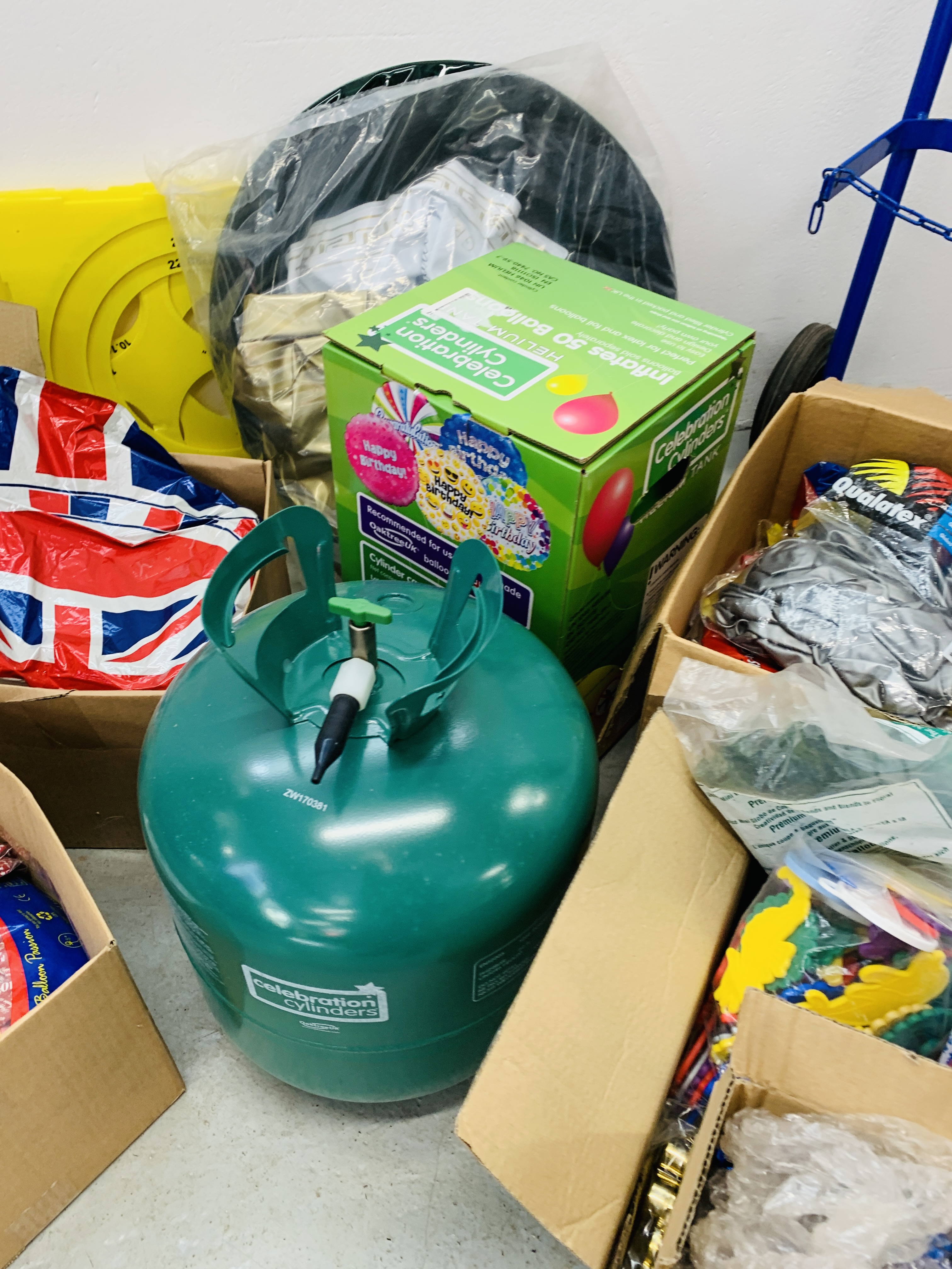 COLLECTION OF ASSORTED BALLOONS AND RIBBONS, WEIGHTS, BAGS AND 2 HELIUM TANKS, SACK BARROW, - Image 2 of 13