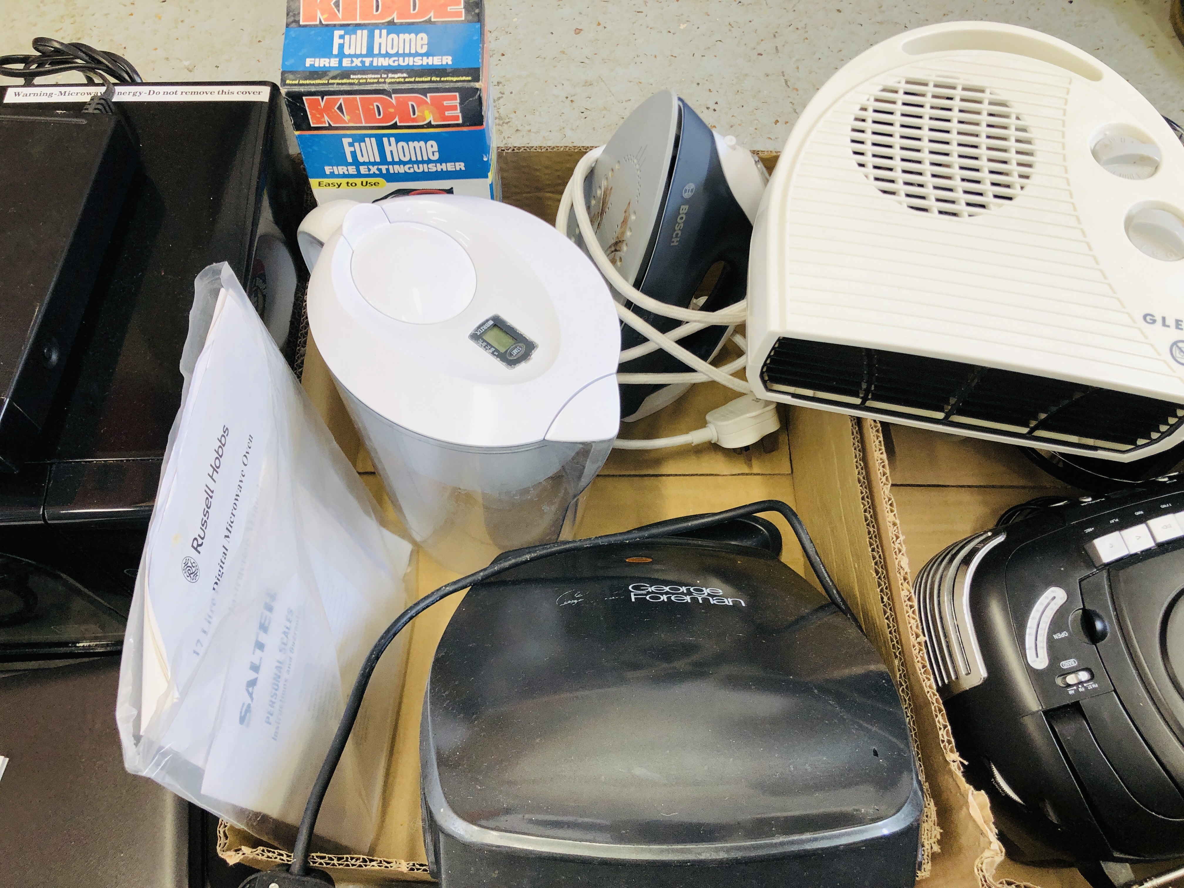 COLLECTION OF ASSORTED HOUSEHOLD ELECTRICALS TO INCLUDE RUSSELL HOBBS MICROWAVE, HP PRINTER, - Image 6 of 11