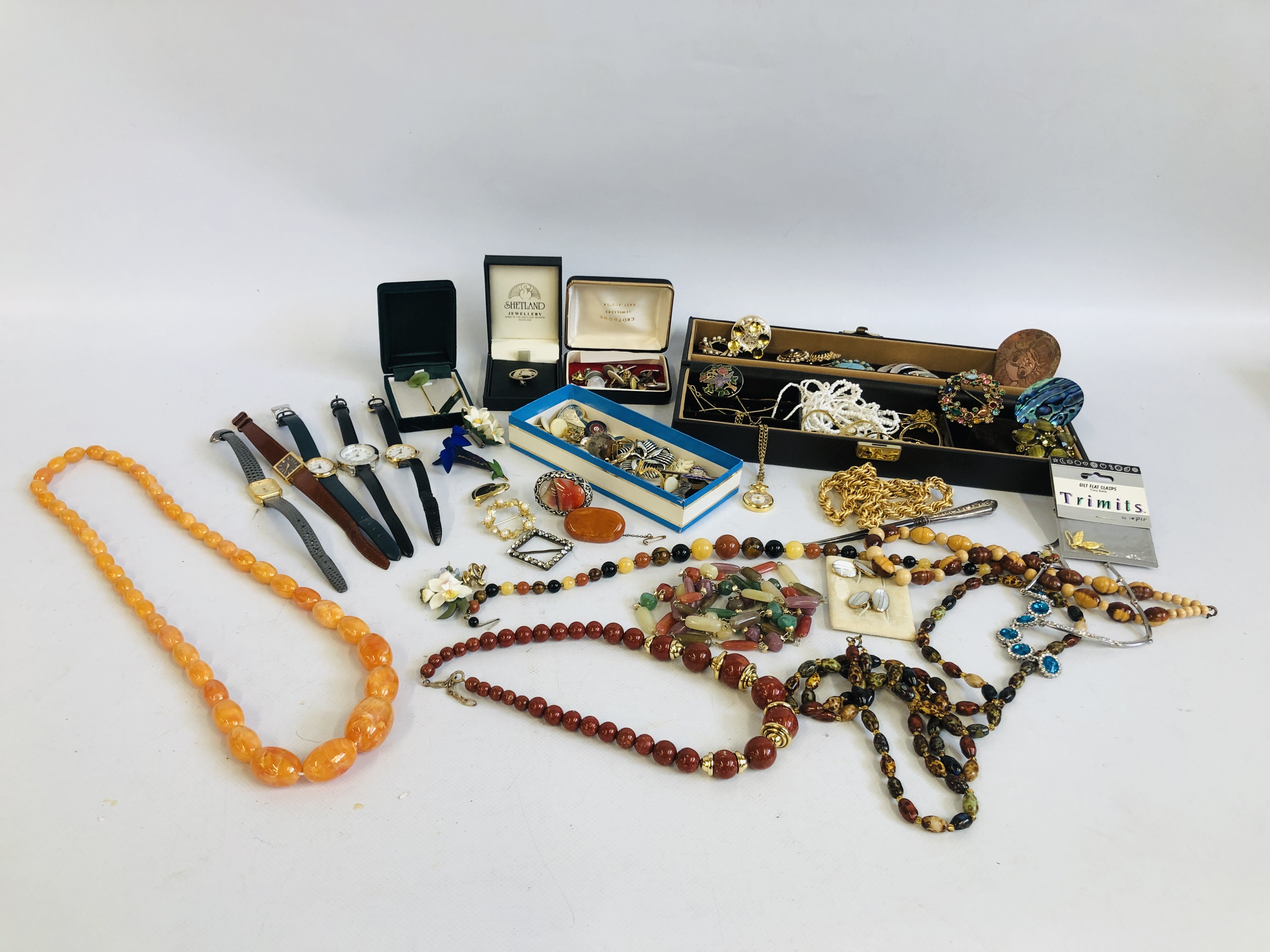 BOX OF ASSORTED VINTAGE AND COSTUME JEWELLERY TO INCLUDE HARDSTONE BEADED NECKLACES,