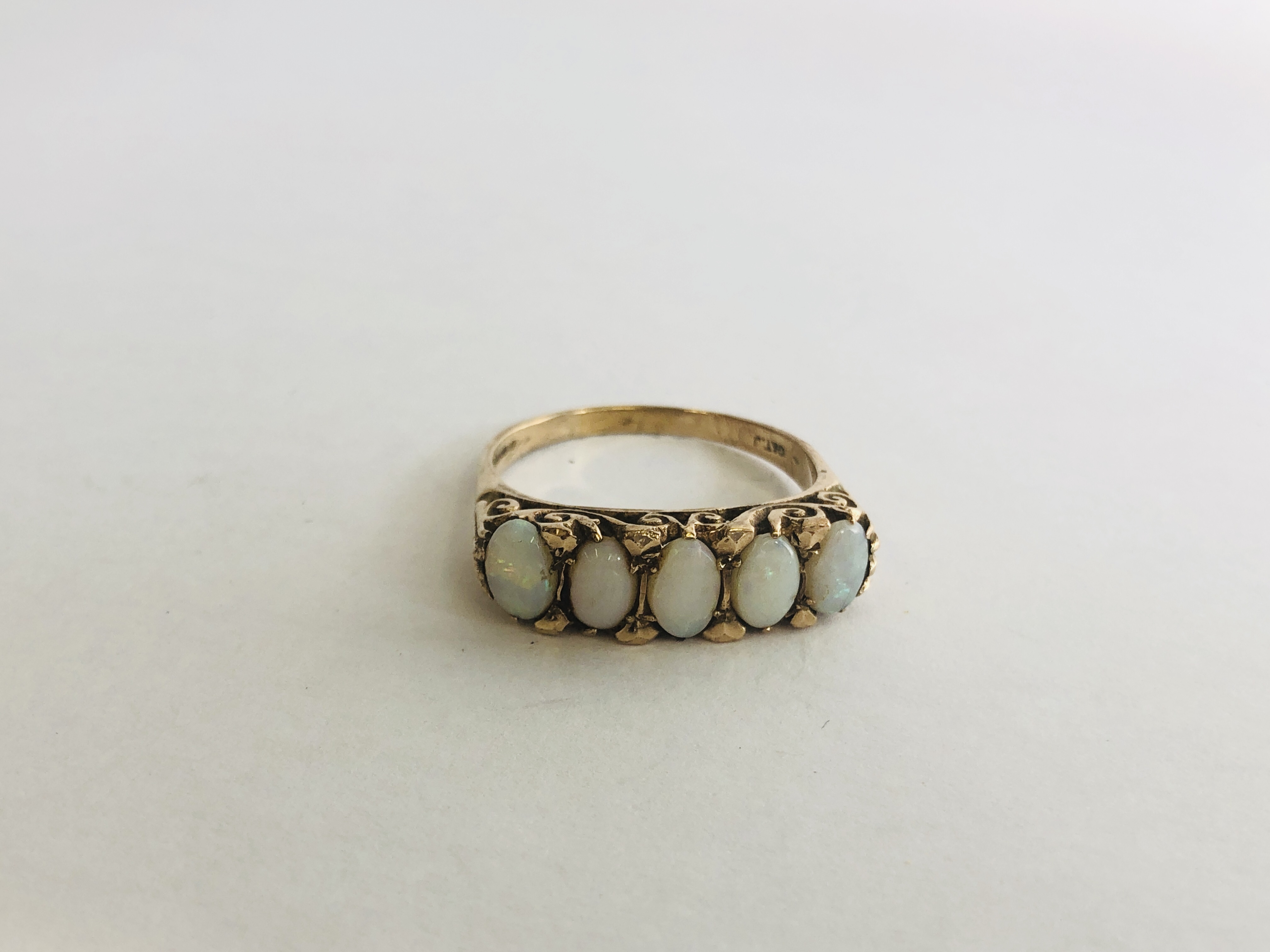9CT GOLD 5 STONE OPAL RING.