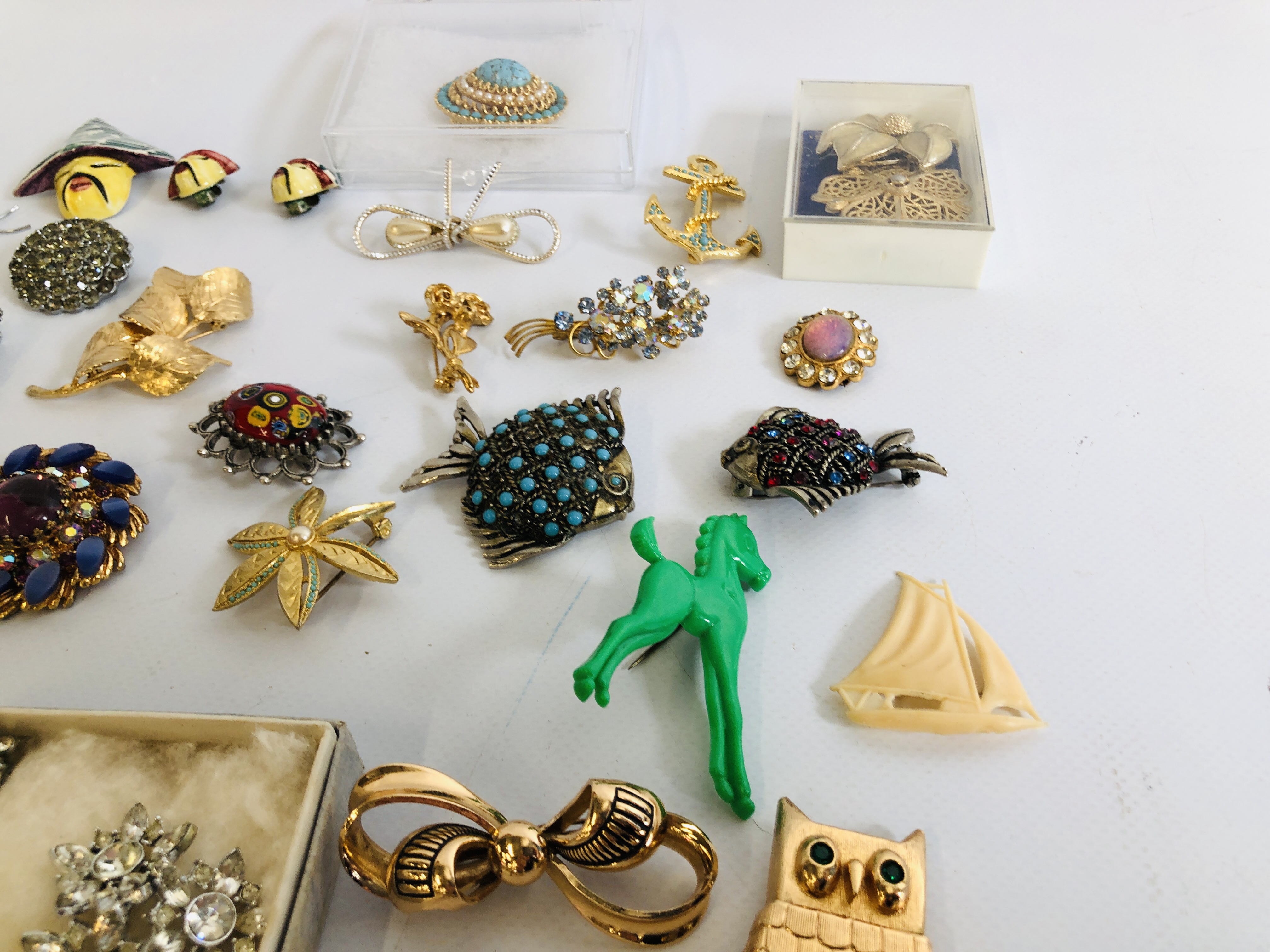 COLLECTION OF ASSORTED VINTAGE BROOCHES TO INCLUDE MANY STONE SET EXAMPLES ETC. - Image 3 of 7